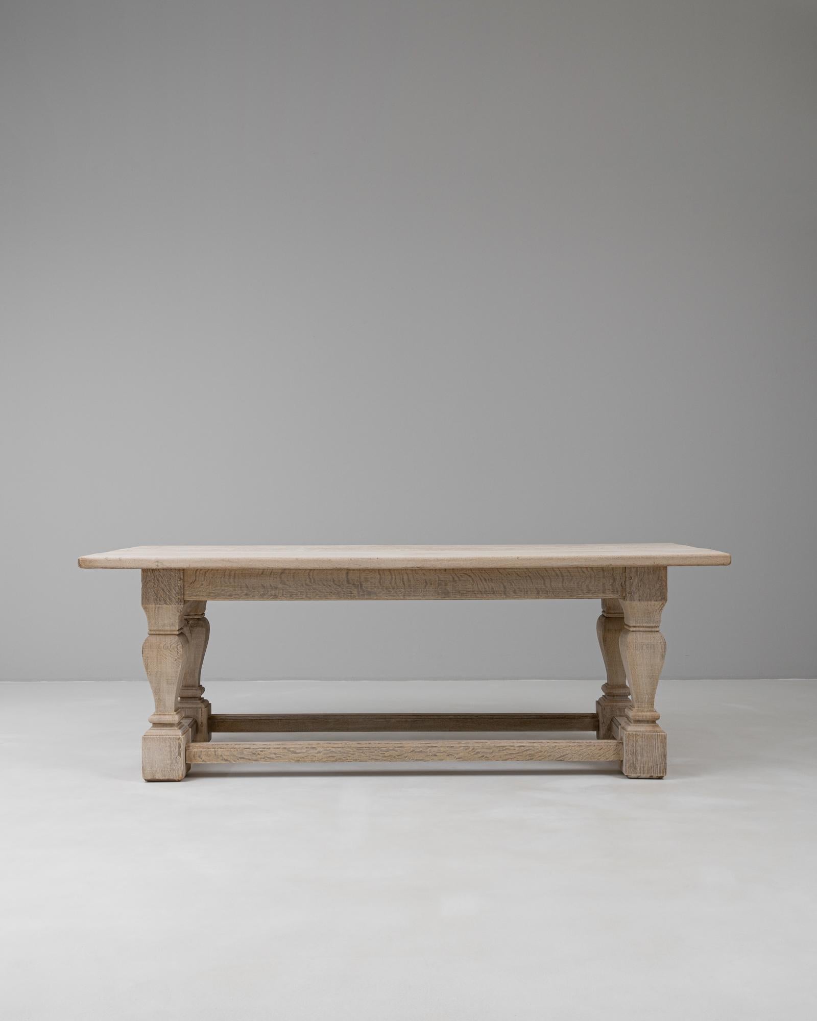 Mesa de comedor francesa de roble del siglo XX Francés en venta