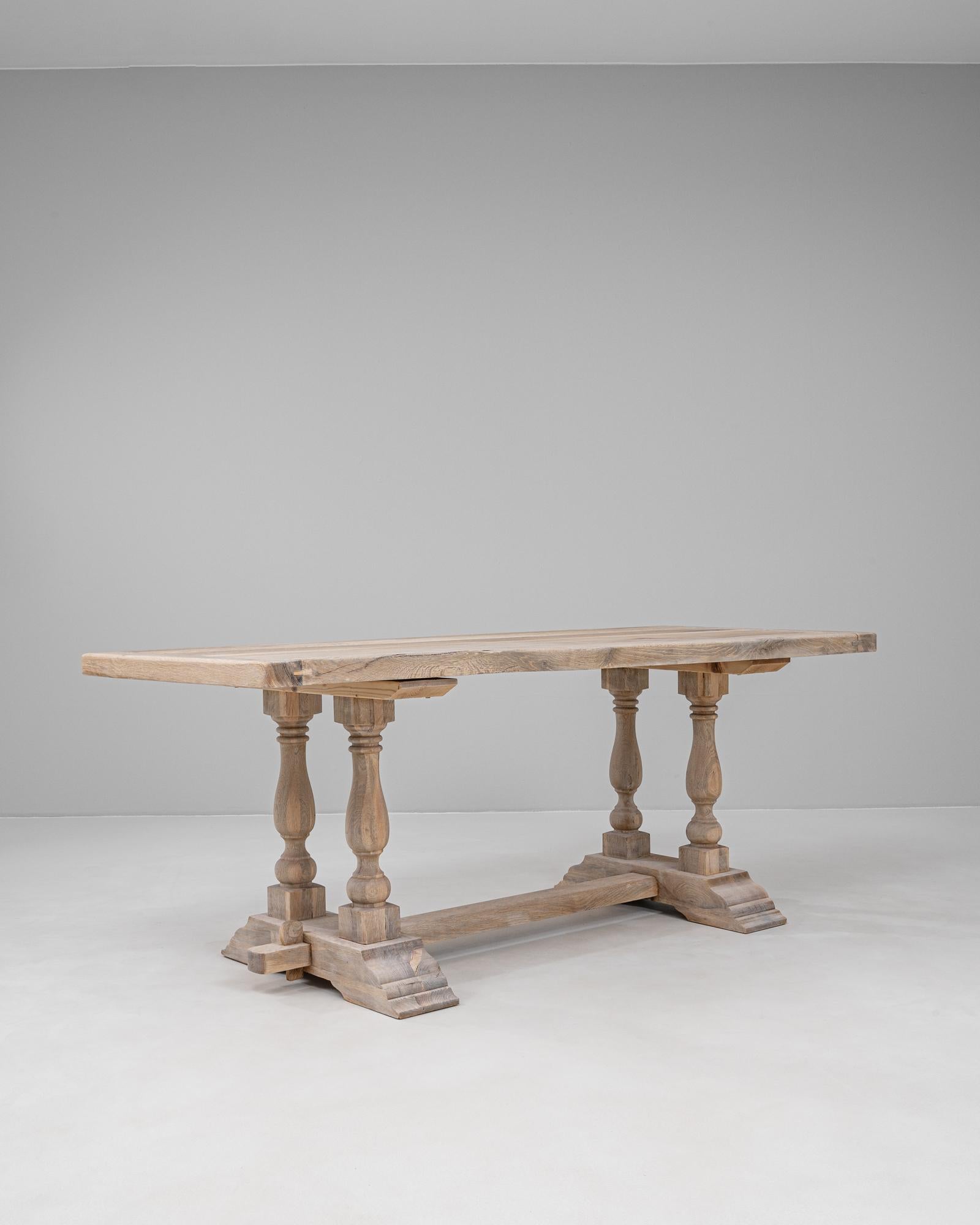 Table de salle à manger en Oak français du 20e siècle Bon état - En vente à High Point, NC