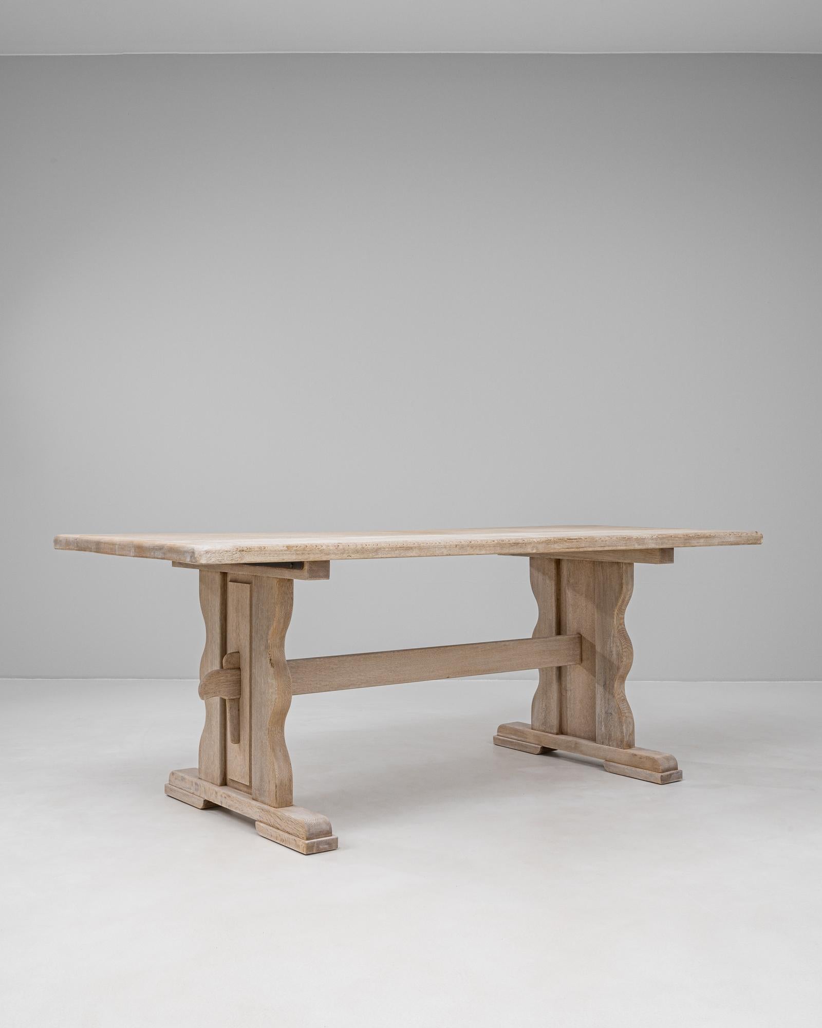 Table de salle à manger en Oak français du 20e siècle Bon état - En vente à High Point, NC