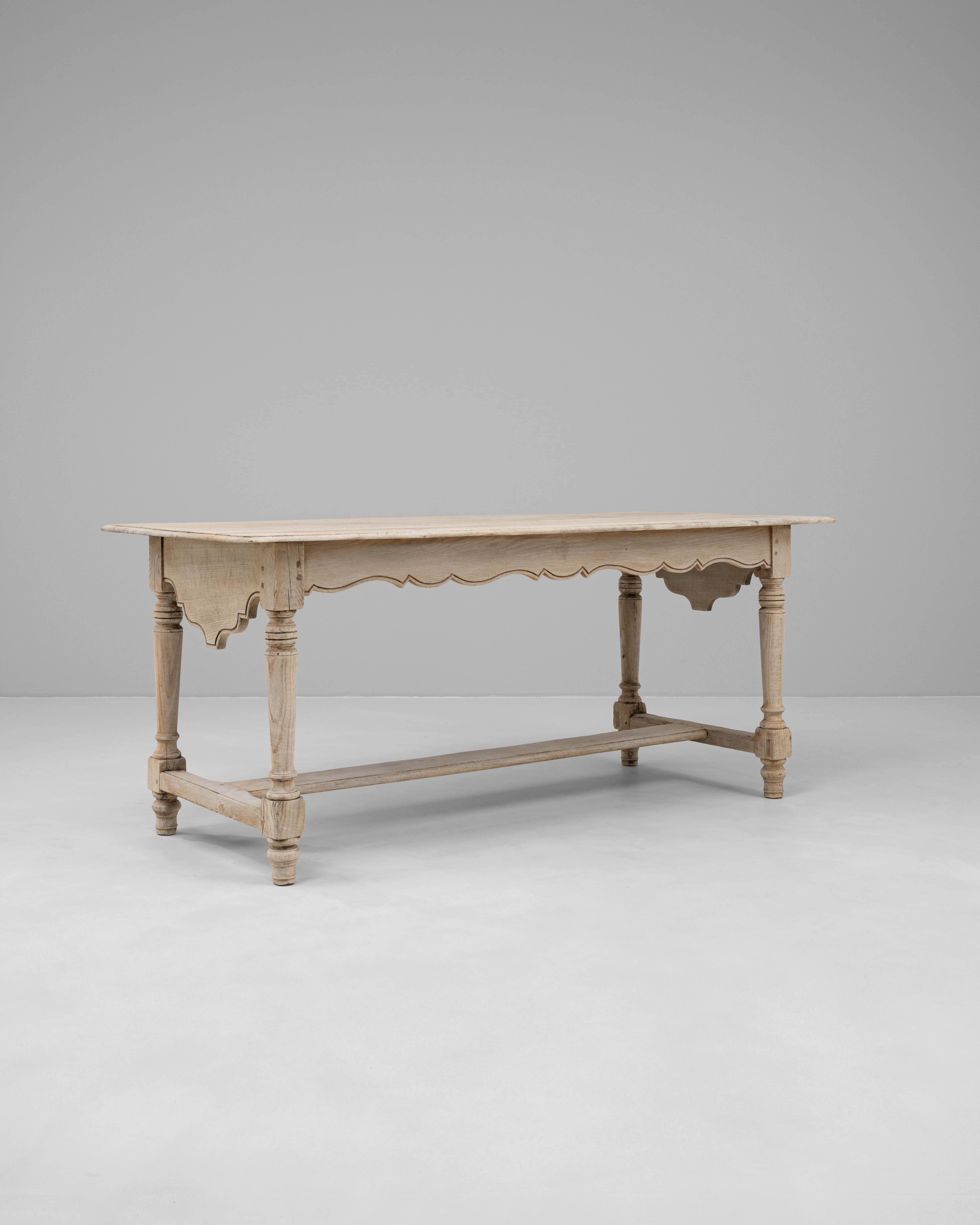 Table de salle à manger en Oak français du 20e siècle Bon état - En vente à High Point, NC