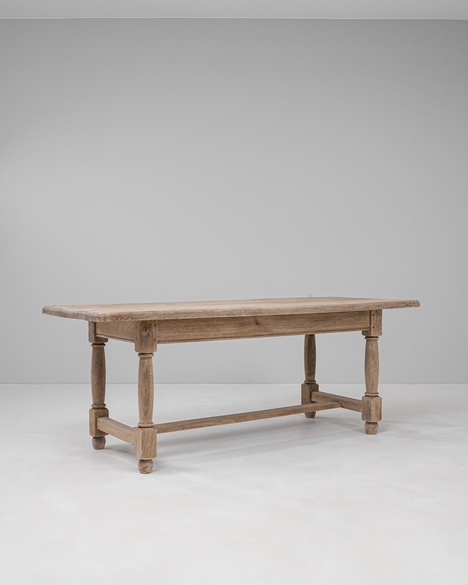 Table de salle à manger en Oak français du 20e siècle Bon état - En vente à High Point, NC