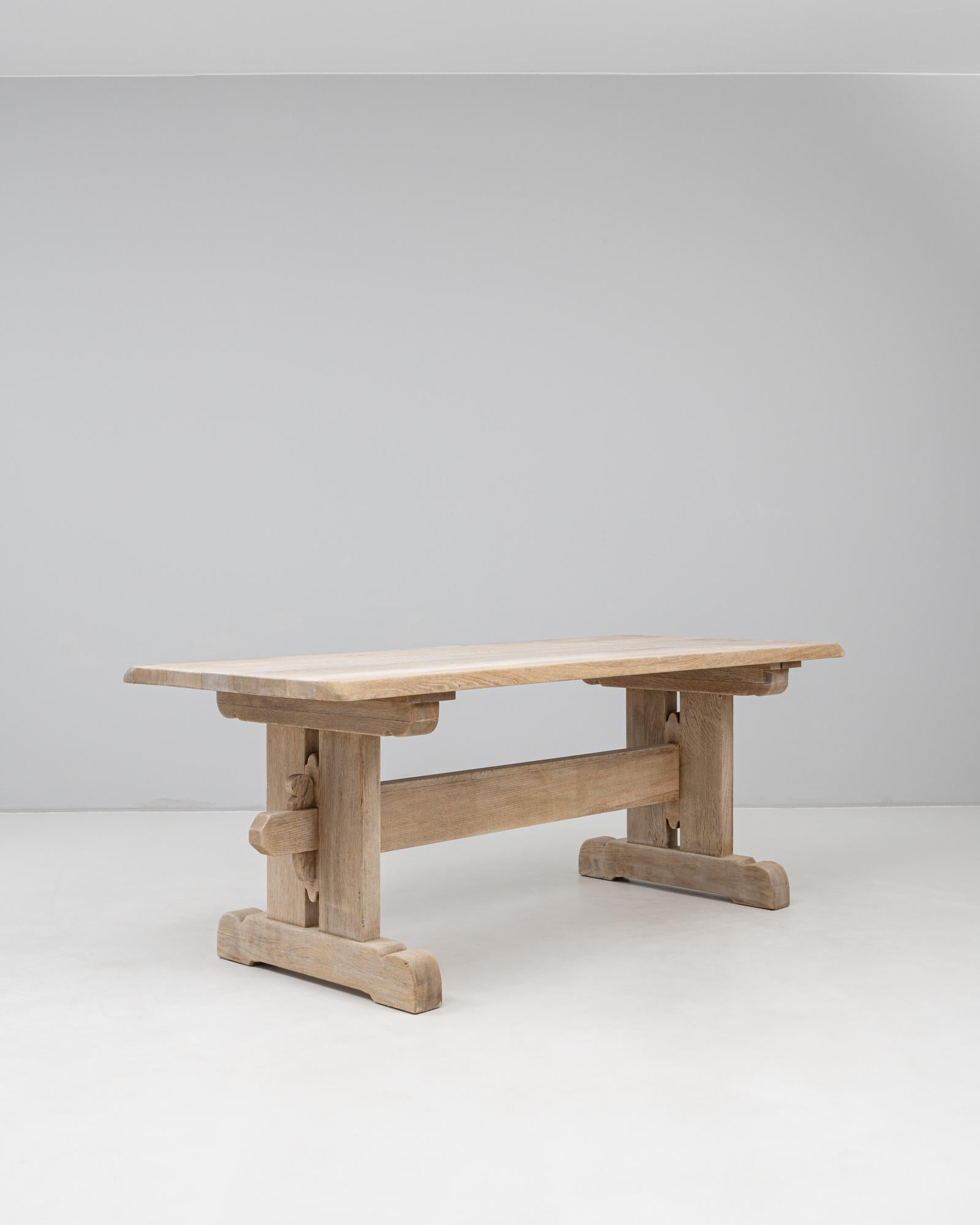 Table de salle à manger en Oak français du 20e siècle Bon état - En vente à High Point, NC