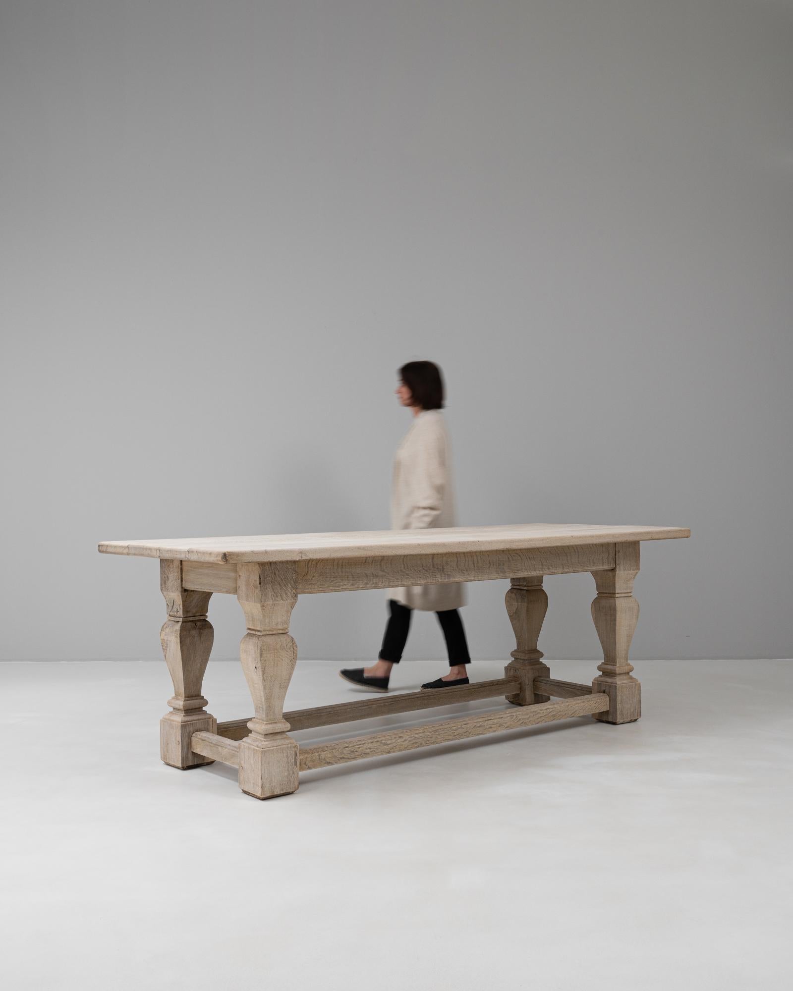 Mesa de comedor francesa de roble del siglo XX Roble en venta