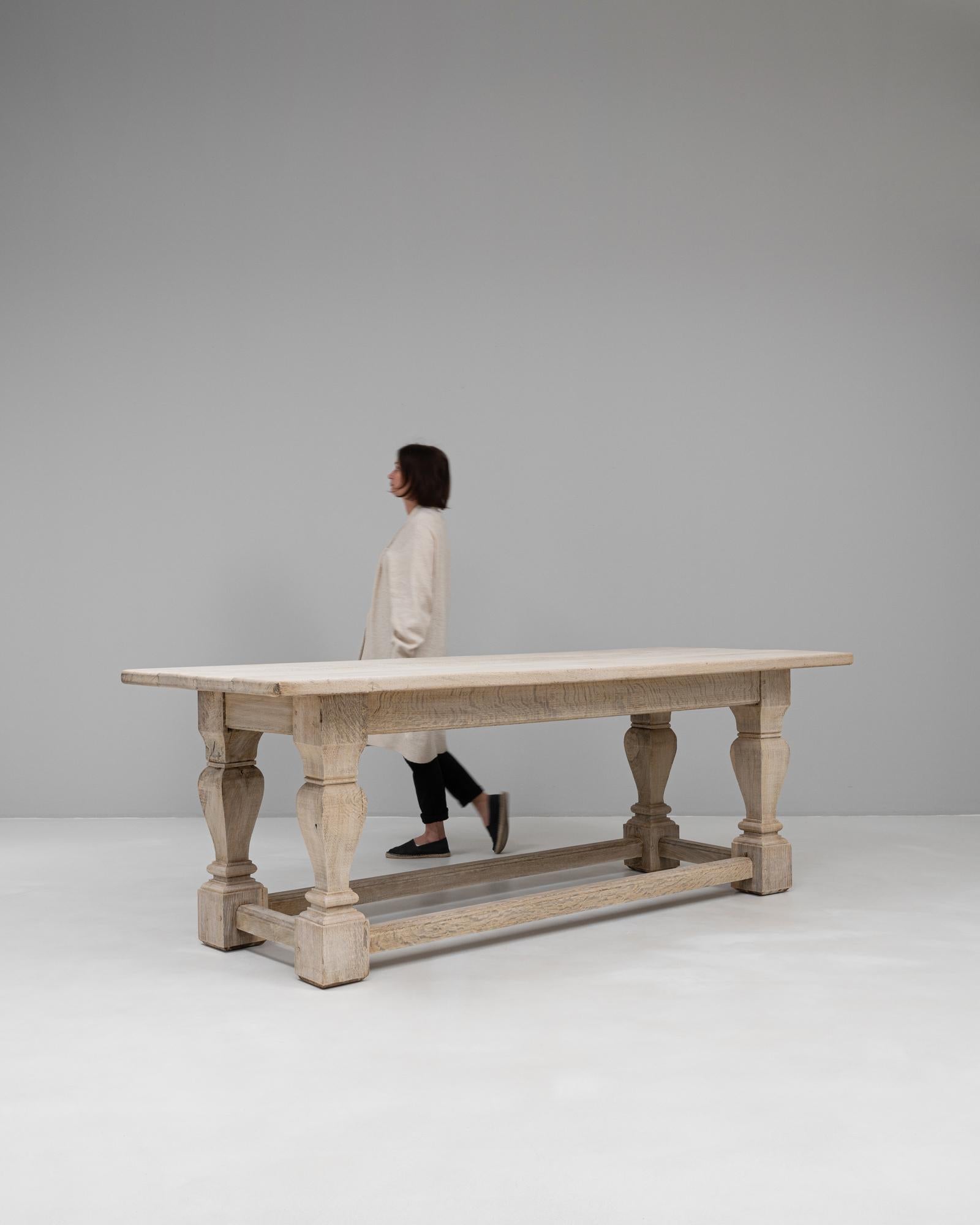 Mesa de comedor francesa de roble del siglo XX en venta 1