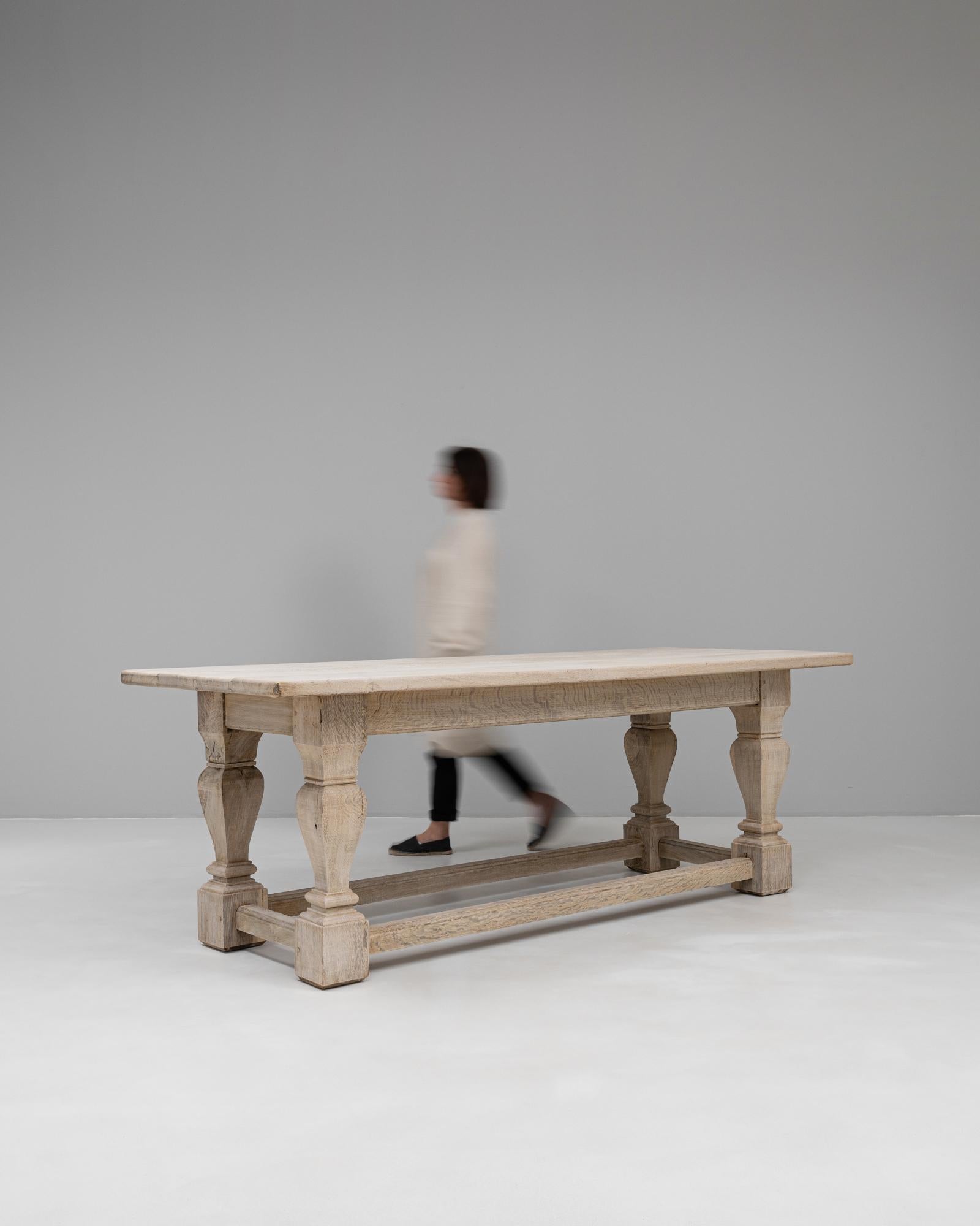 Mesa de comedor francesa de roble del siglo XX en venta 2