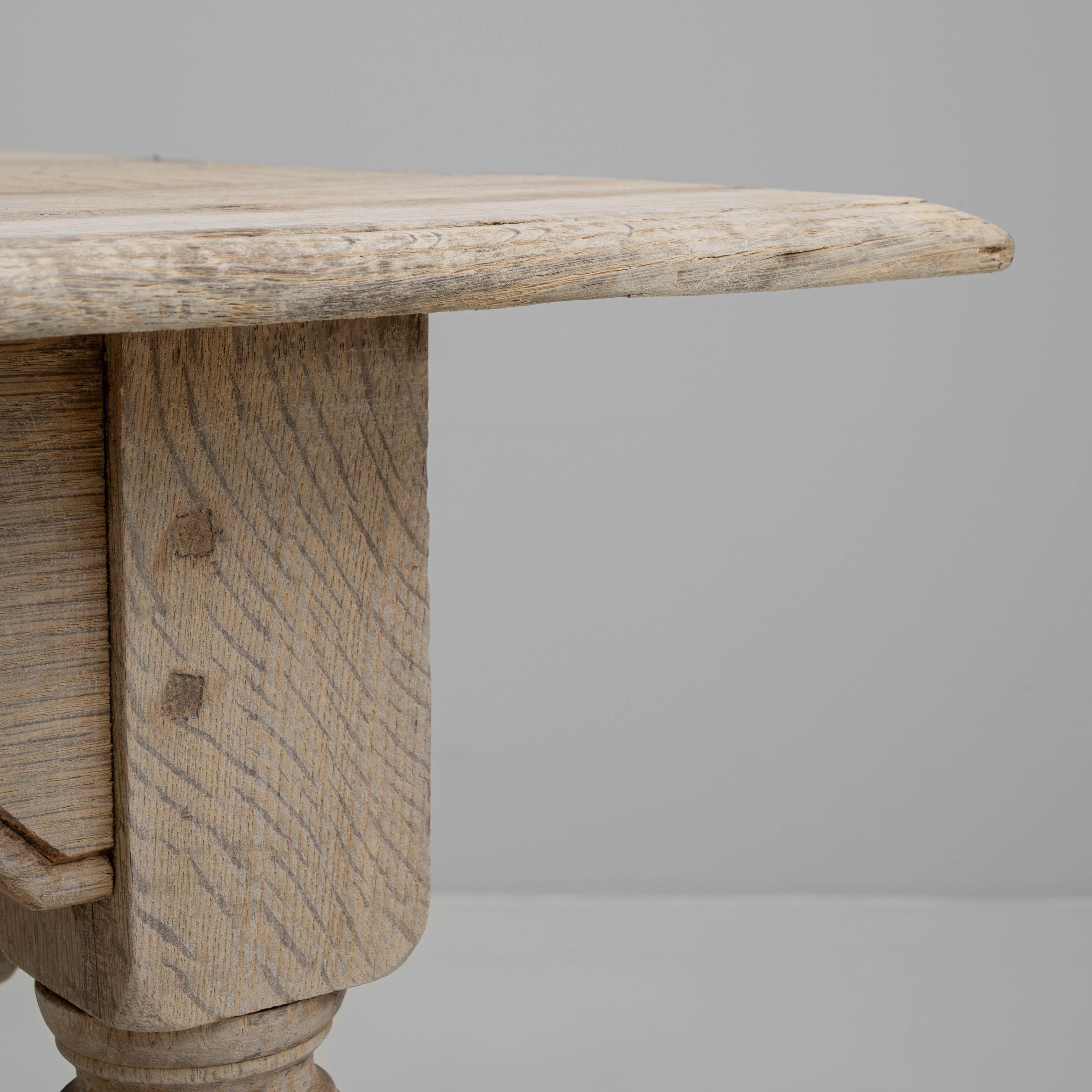 Table de salle à manger en Oak français du 20e siècle en vente 2