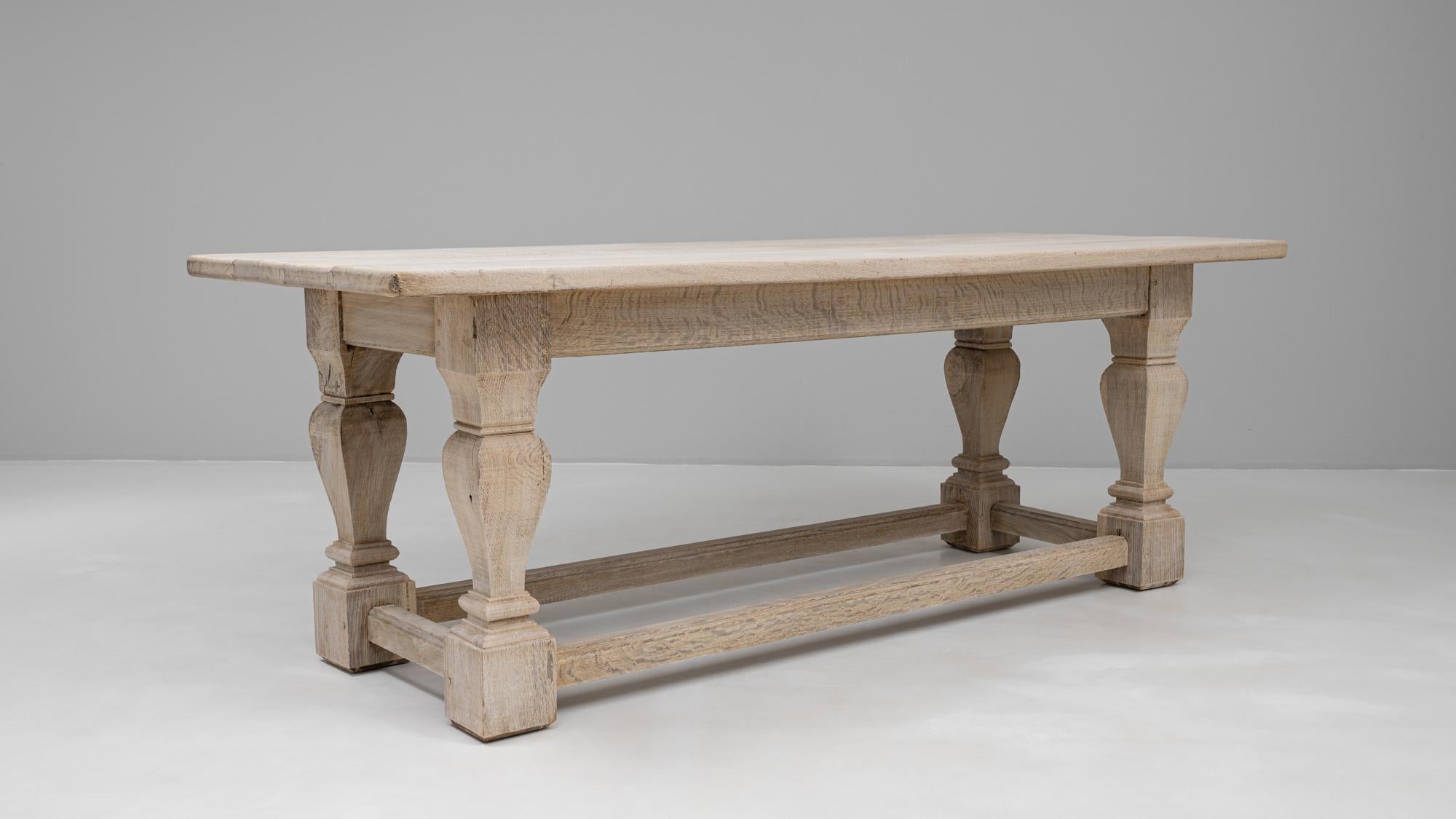 Mesa de comedor francesa de roble del siglo XX en venta 4