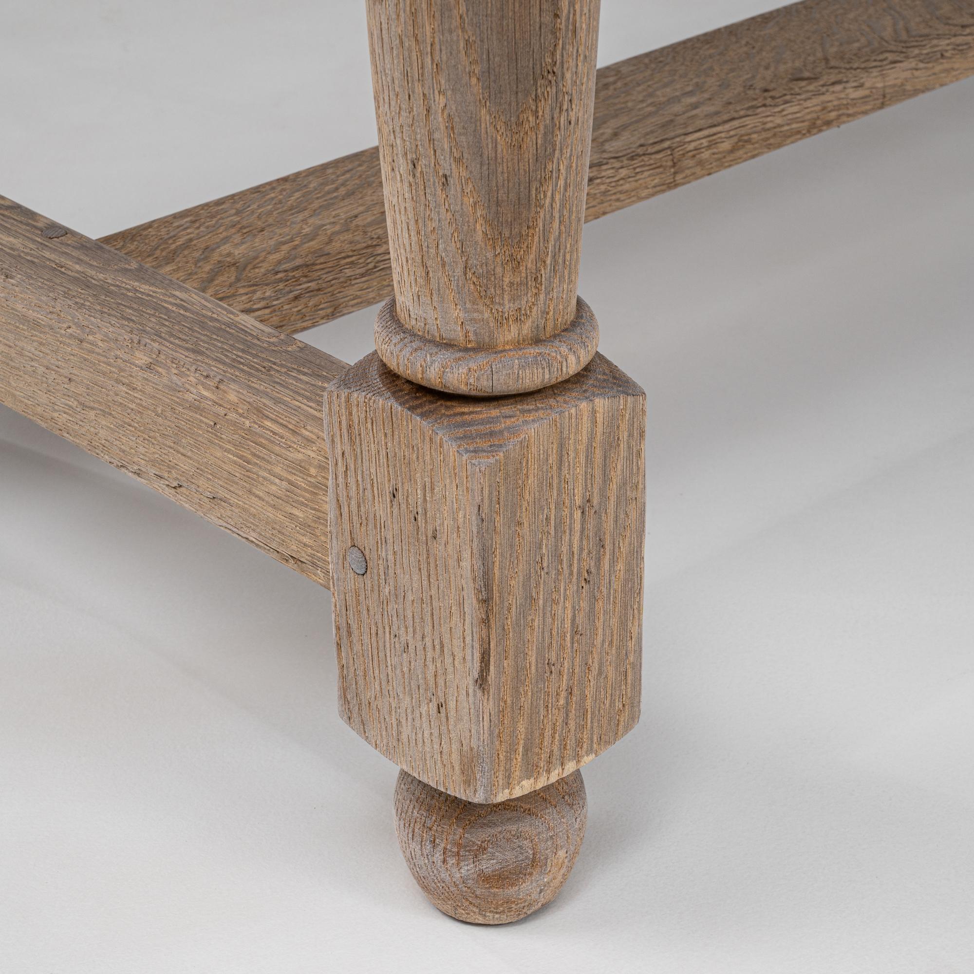 Table de salle à manger en Oak français du 20e siècle en vente 3