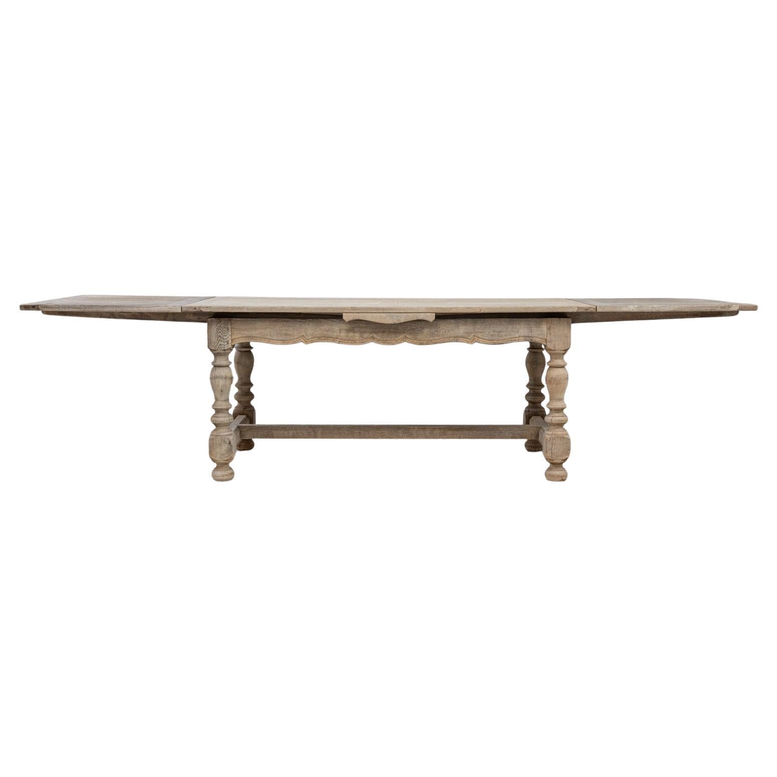 Mesa de comedor francesa de roble del siglo XX