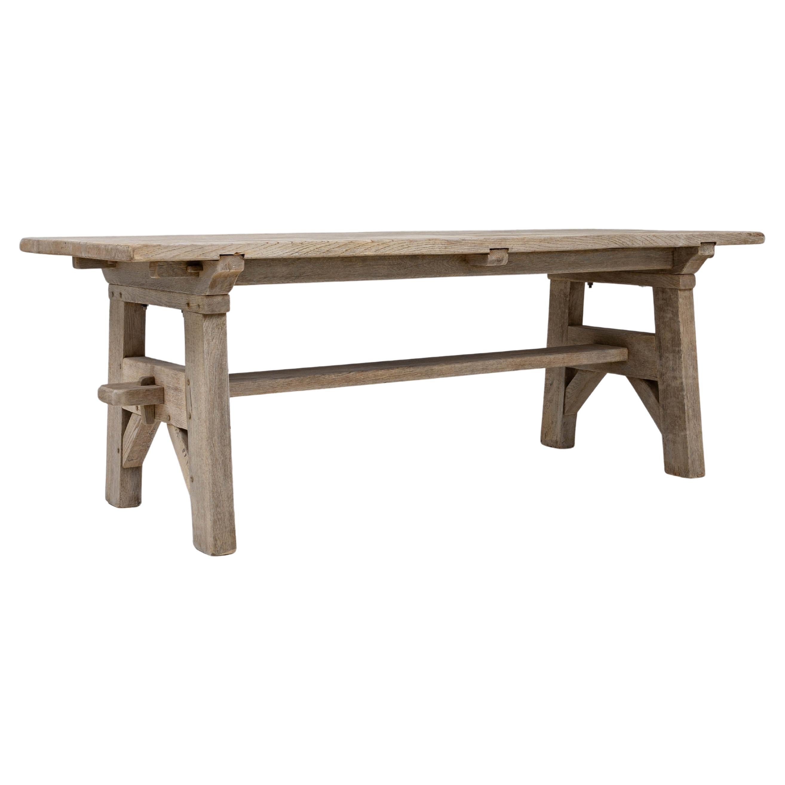 Mesa de comedor francesa de roble del siglo XX