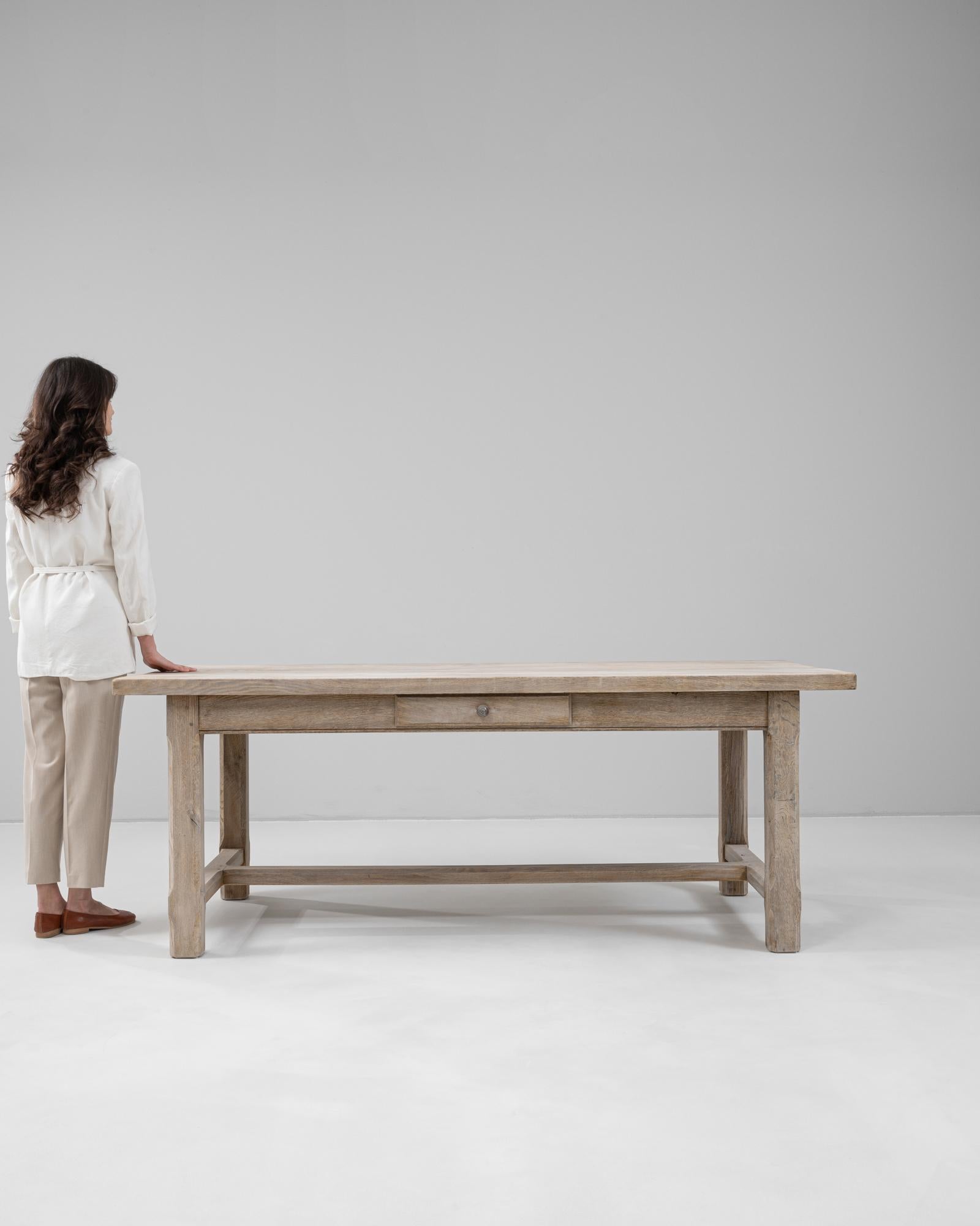 Français Table de salle à manger en chêne français du 20e siècle avec tiroir en vente