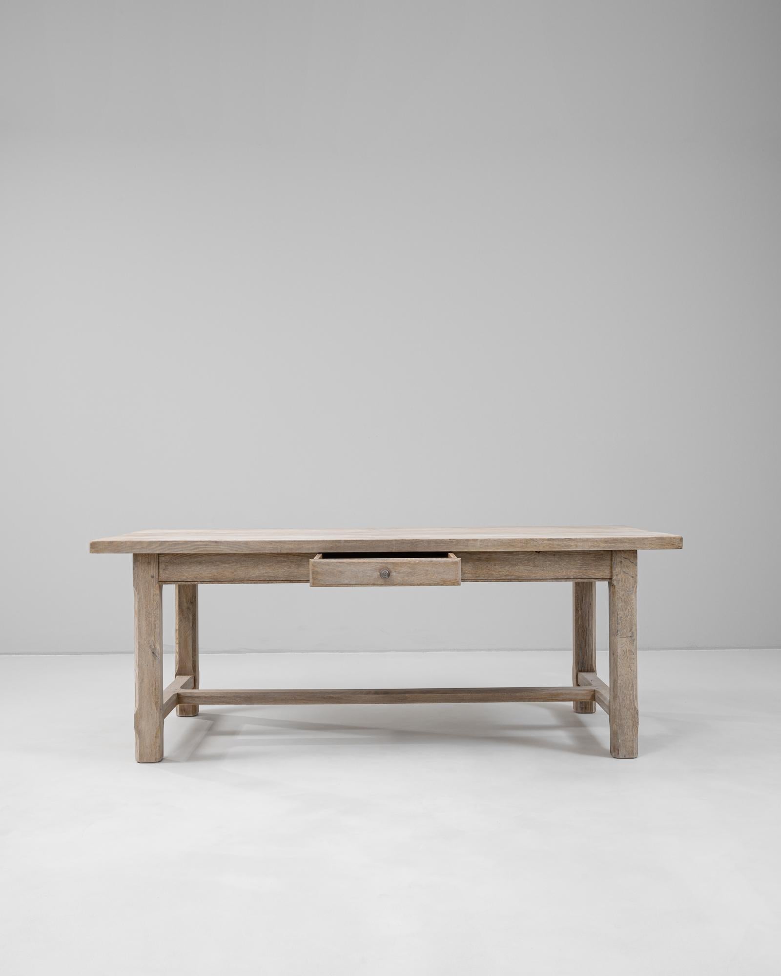 Table de salle à manger en chêne français du 20e siècle avec tiroir Bon état - En vente à High Point, NC