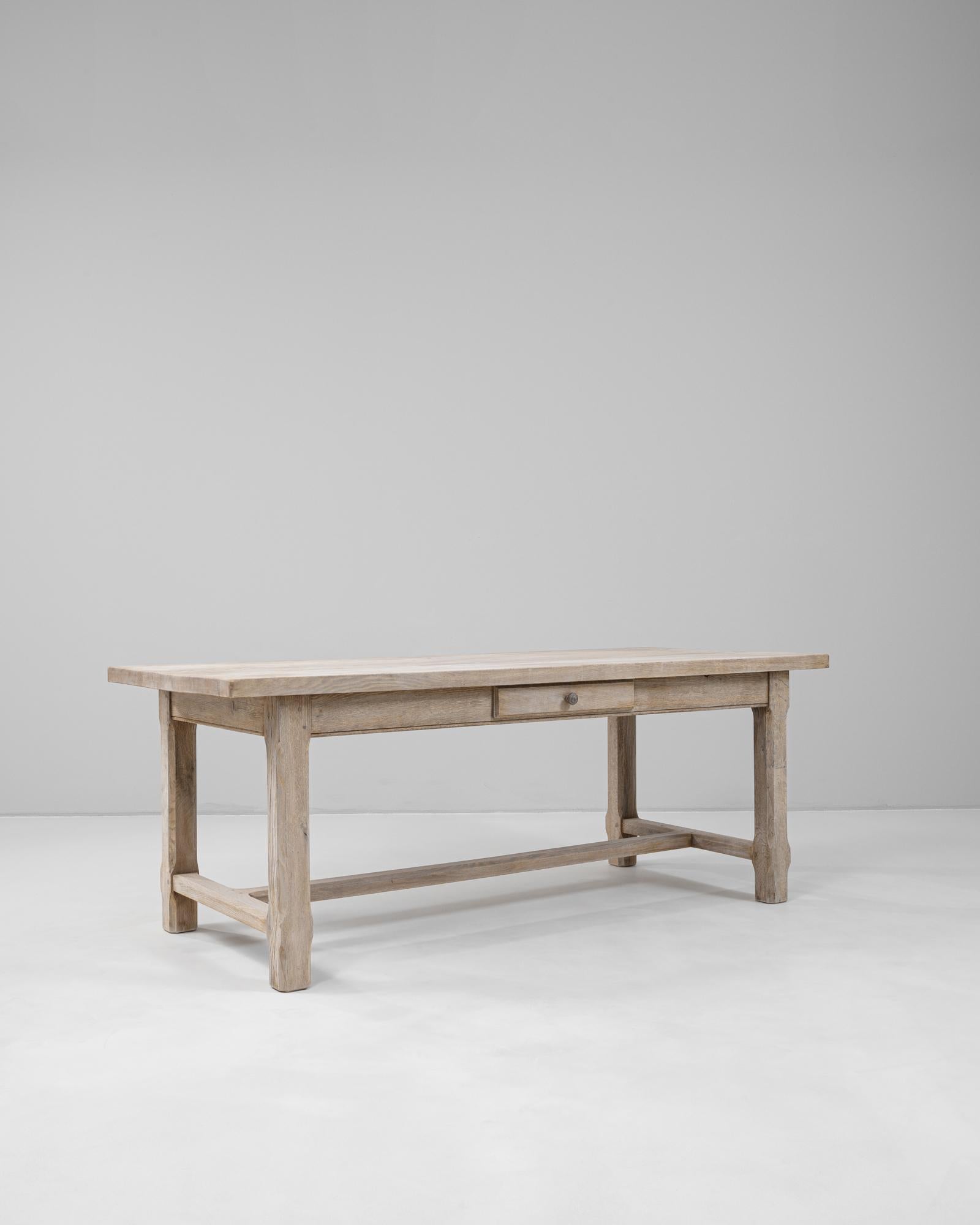 20ième siècle Table de salle à manger en chêne français du 20e siècle avec tiroir en vente