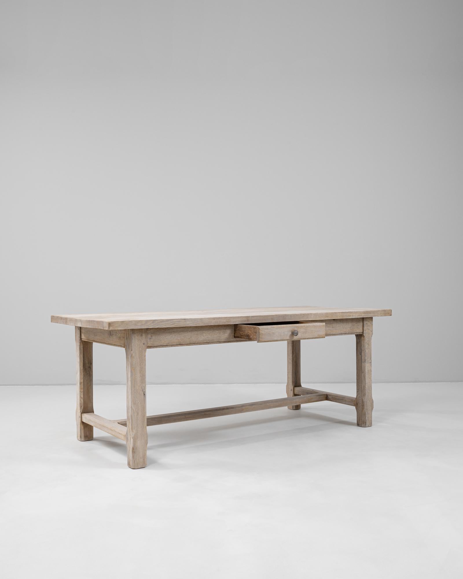 Chêne Table de salle à manger en chêne français du 20e siècle avec tiroir en vente