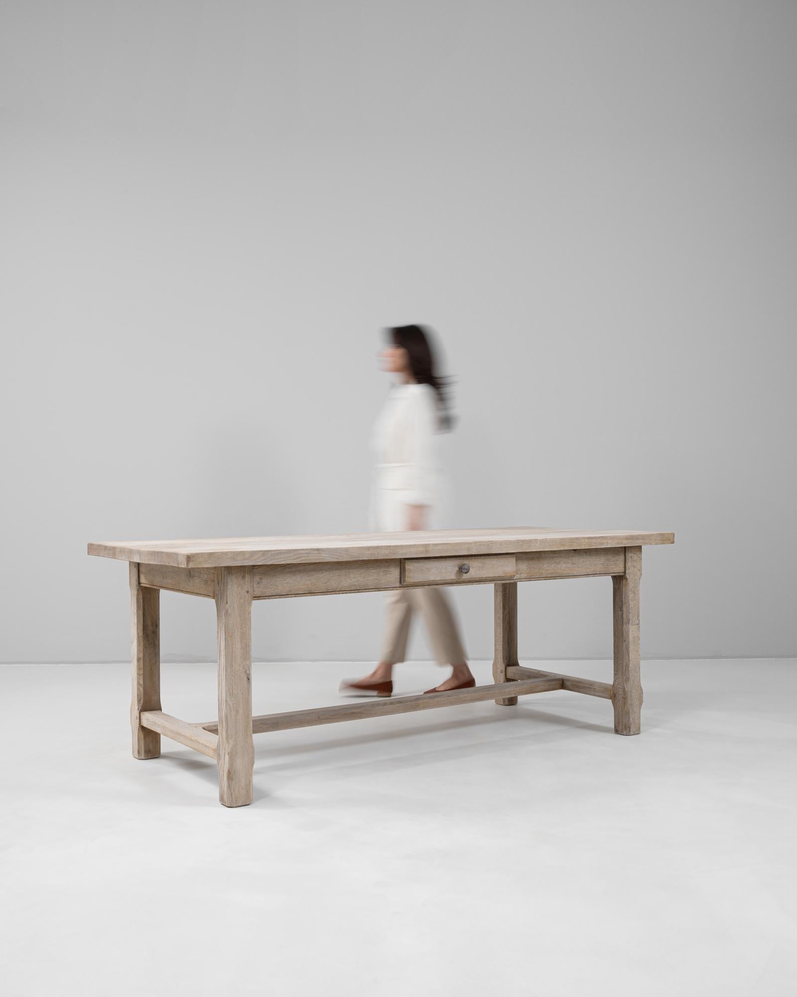 Table de salle à manger en chêne français du 20e siècle avec tiroir en vente 1