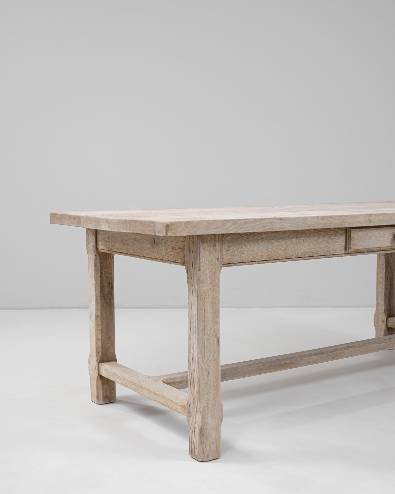 Table de salle à manger en chêne français du 20e siècle avec tiroir en vente 2