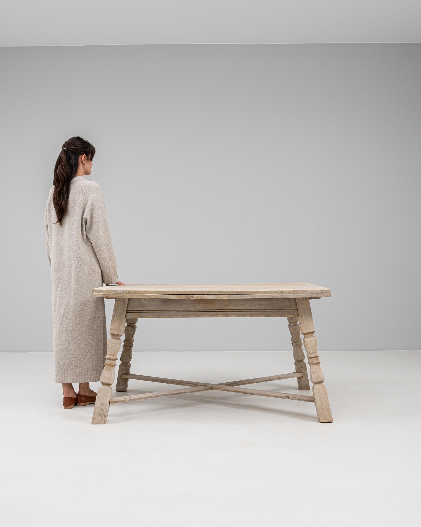 Français Table pliante en chêne français du 20e siècle en vente