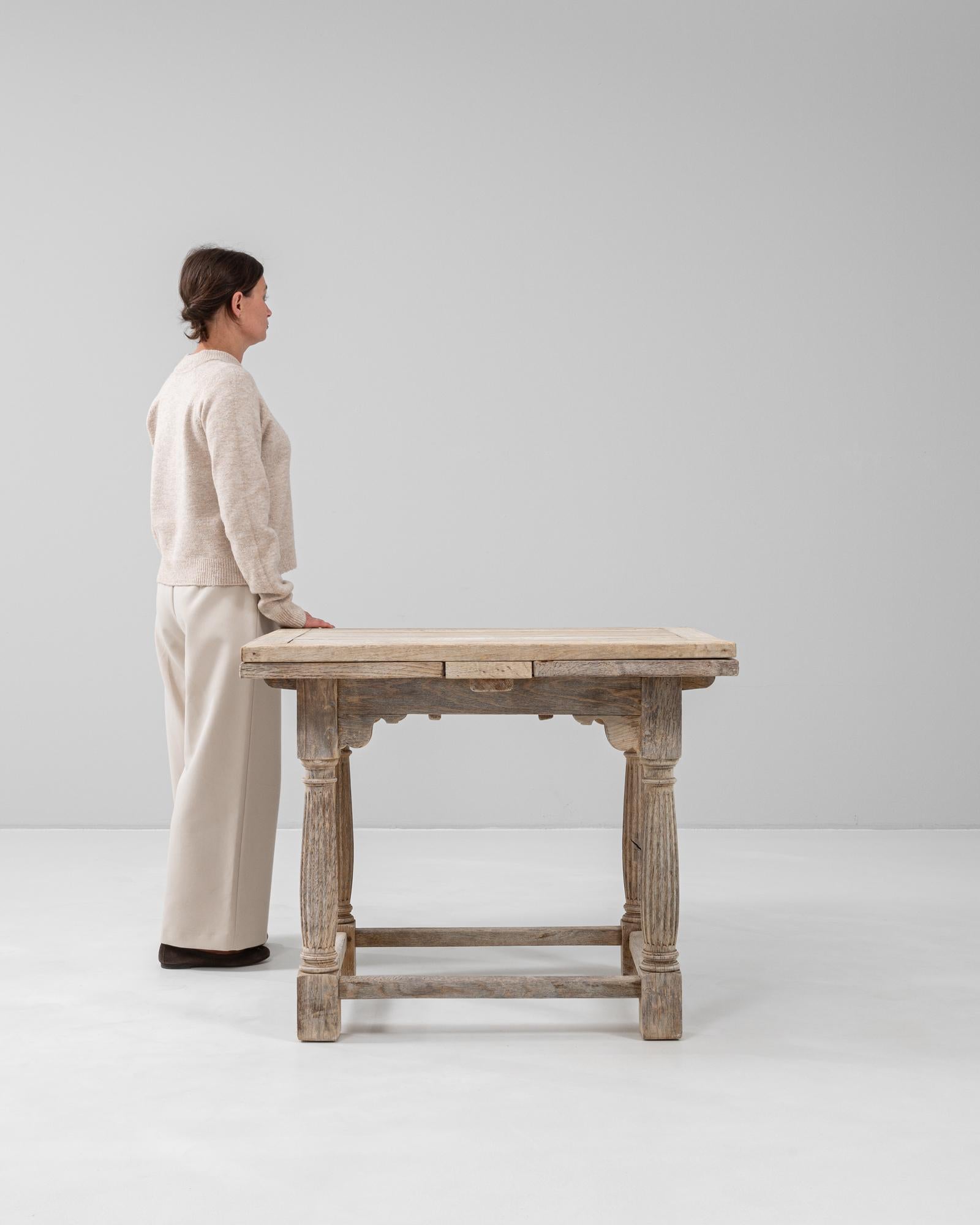 Français Table pliante en chêne français du 20e siècle en vente