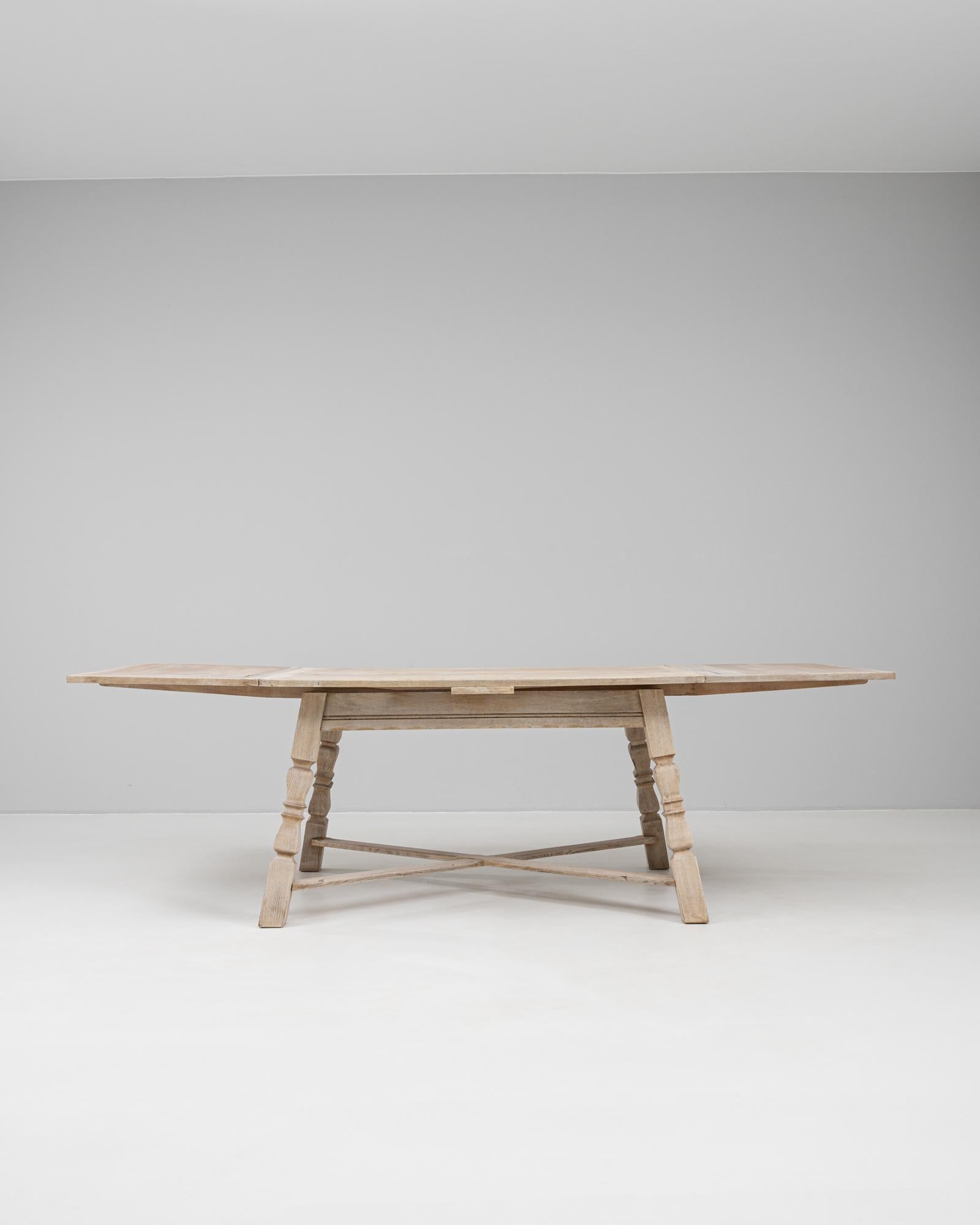 Table pliante en chêne français du 20e siècle Bon état - En vente à High Point, NC