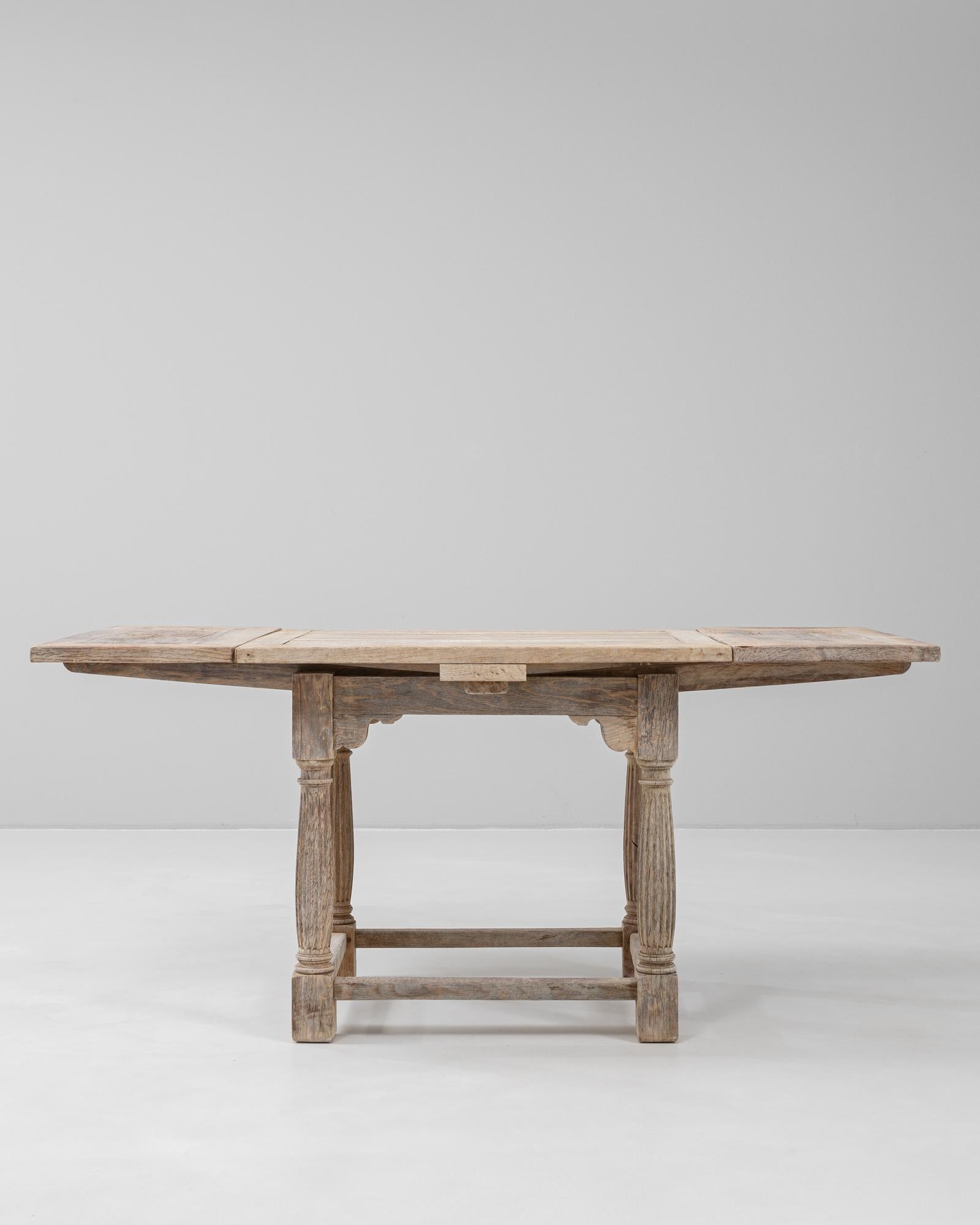 Table pliante en chêne français du 20e siècle Bon état - En vente à High Point, NC