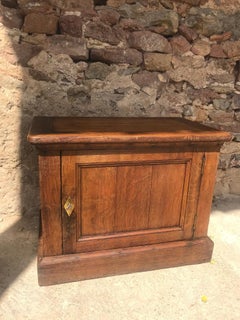 table de chevet en chêne français du XXe siècle:: années 1900