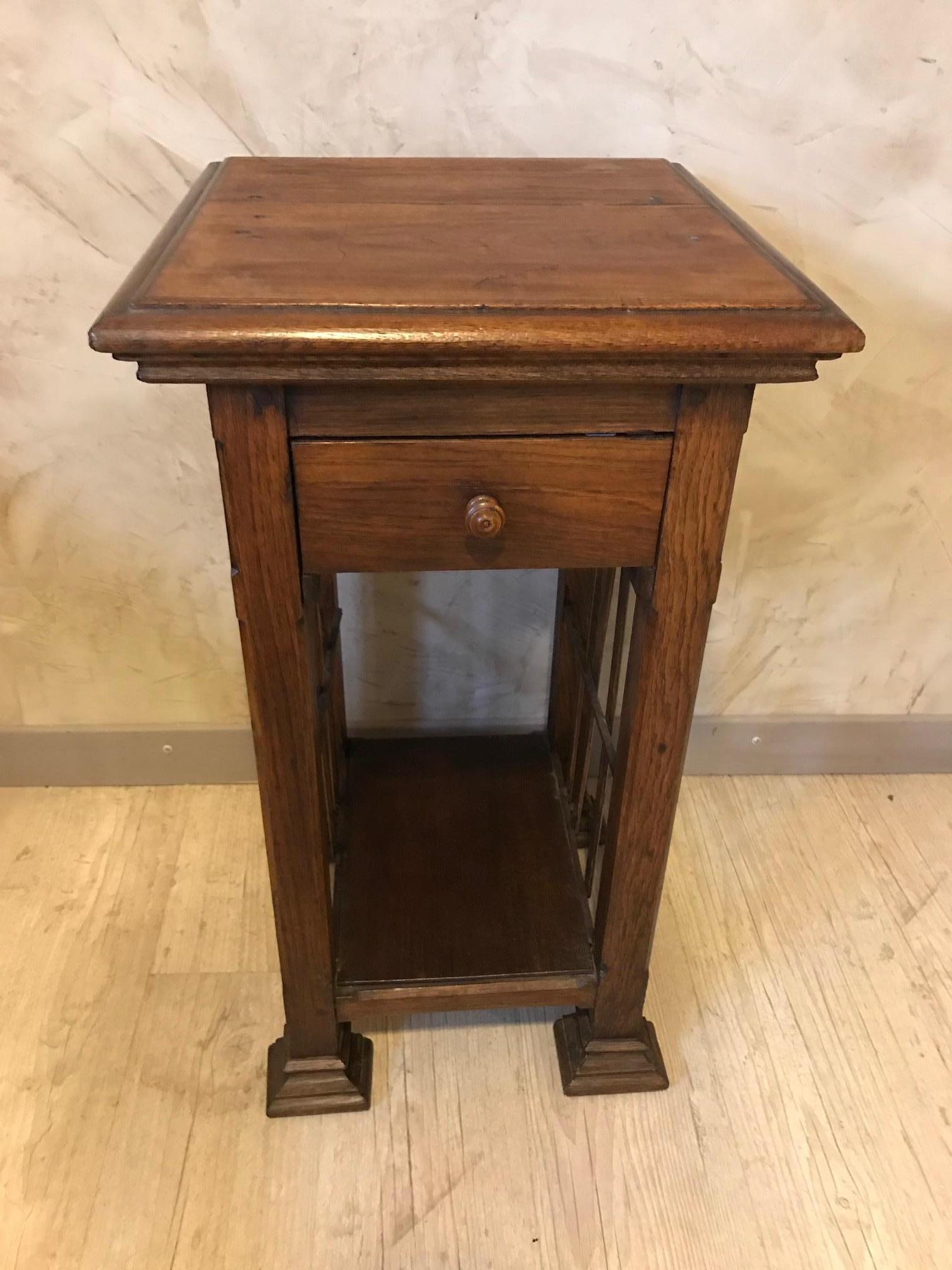 Very nice 20th century French oak side table from the 1920s.
Nice quality and condition. A drawer.
Can be used to put a statue or a lamp.