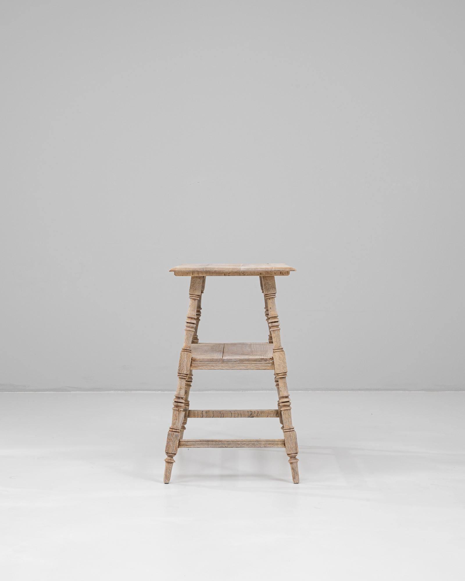 20ième siècle Table d'appoint en chêne français du 20e siècle en vente
