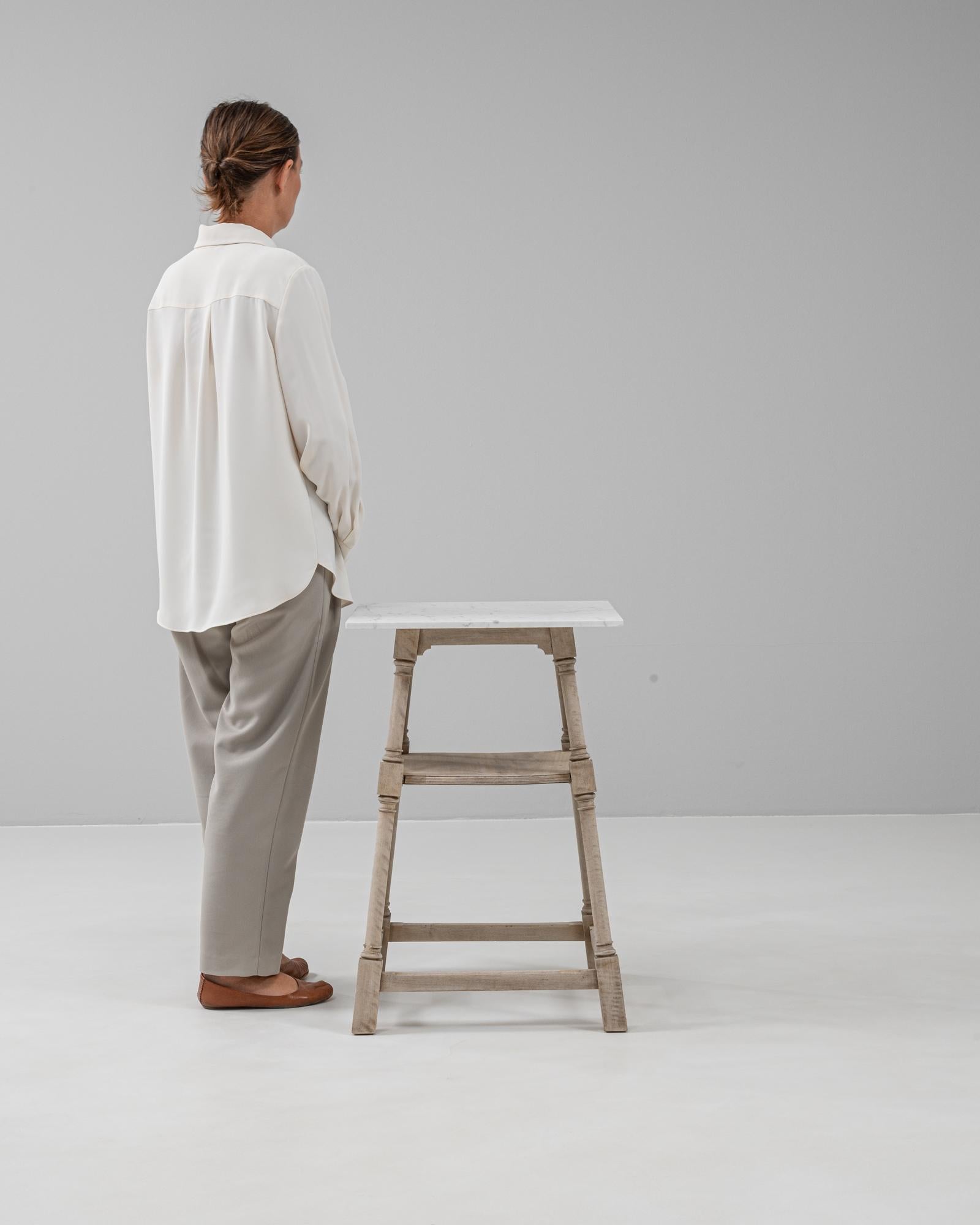 Français Table d'appoint française du 20ème siècle avec plateau en marbre