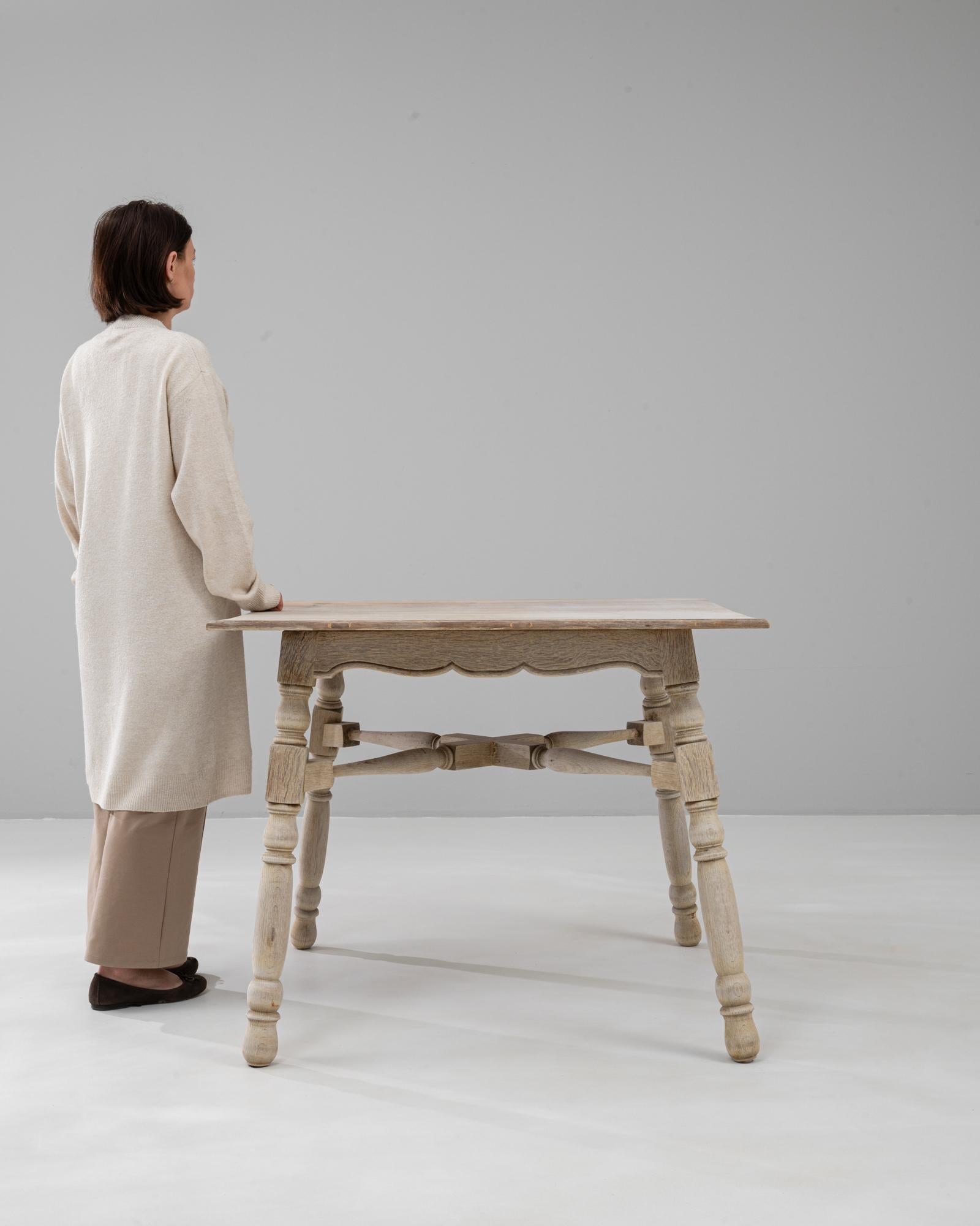 20th Century French Oak Side Table With Scalloped Apron In Good Condition For Sale In High Point, NC