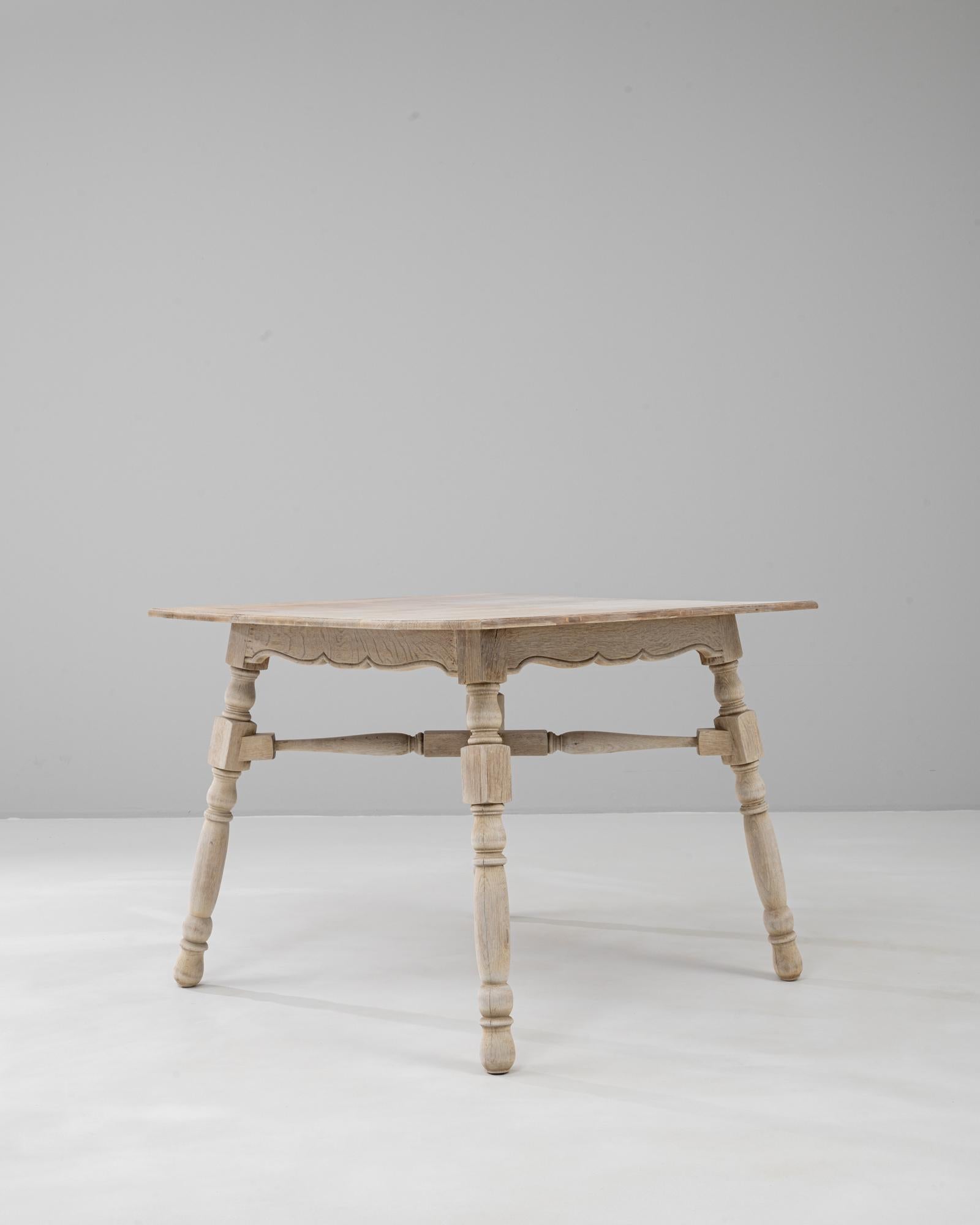 20th Century French Oak Side Table With Scalloped Apron For Sale 1