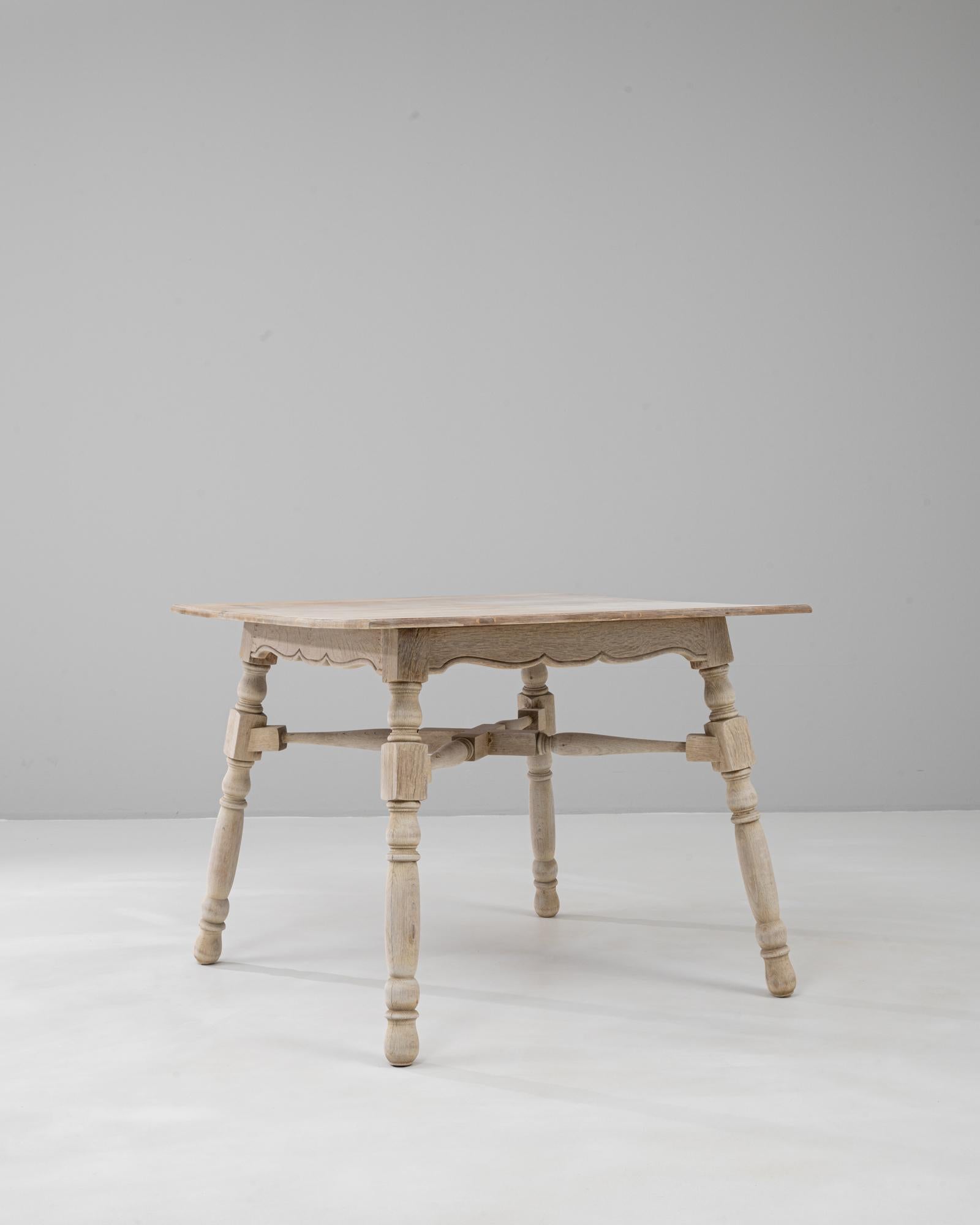 20th Century French Oak Side Table With Scalloped Apron For Sale 3