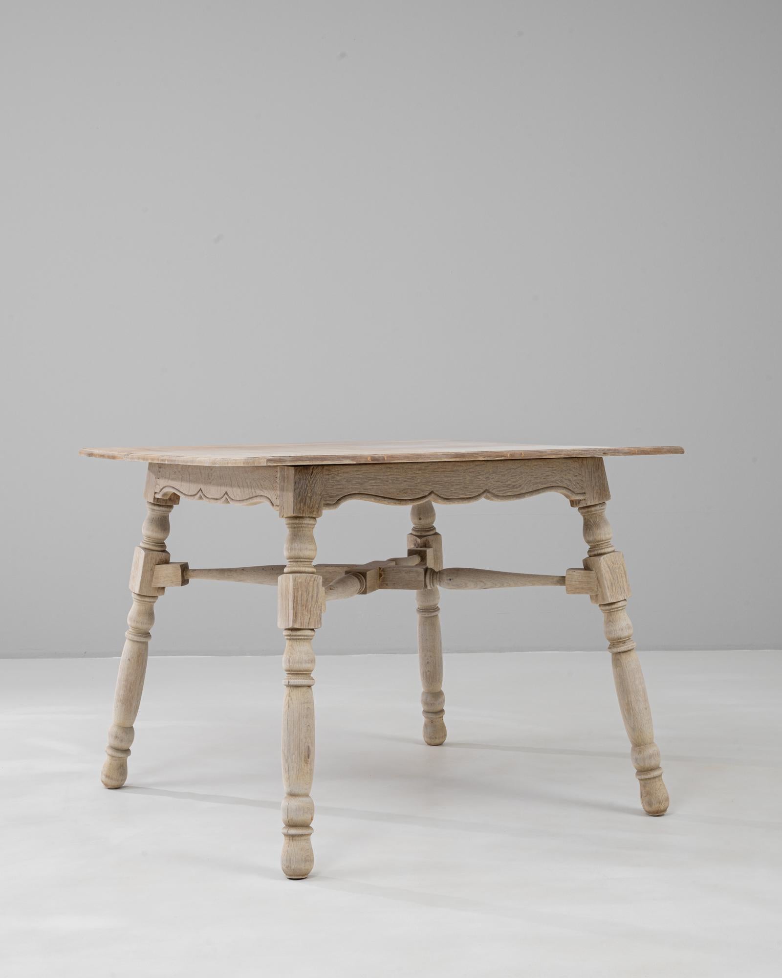 20th Century French Oak Side Table With Scalloped Apron For Sale 4