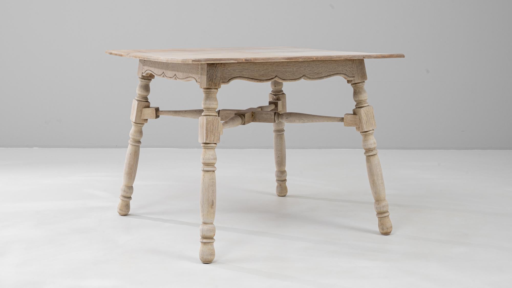 20th Century French Oak Side Table With Scalloped Apron For Sale 5