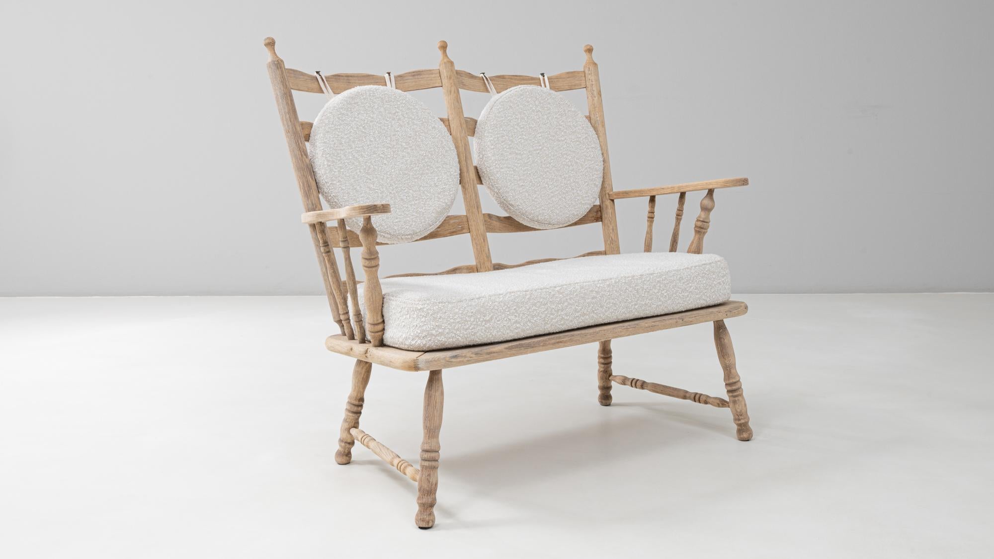 20th Century French Oak Spindle-Back Loveseat with Bouclé Cushions en venta 5