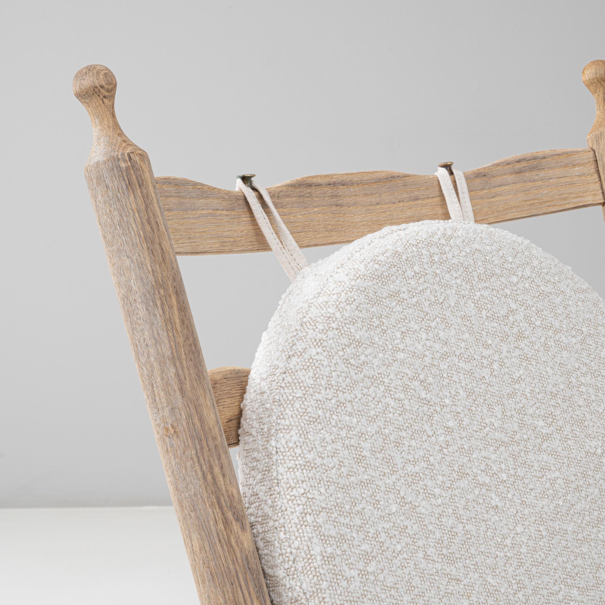 20th Century French Oak Spindle-Back Loveseat with Bouclé Cushions en venta 6