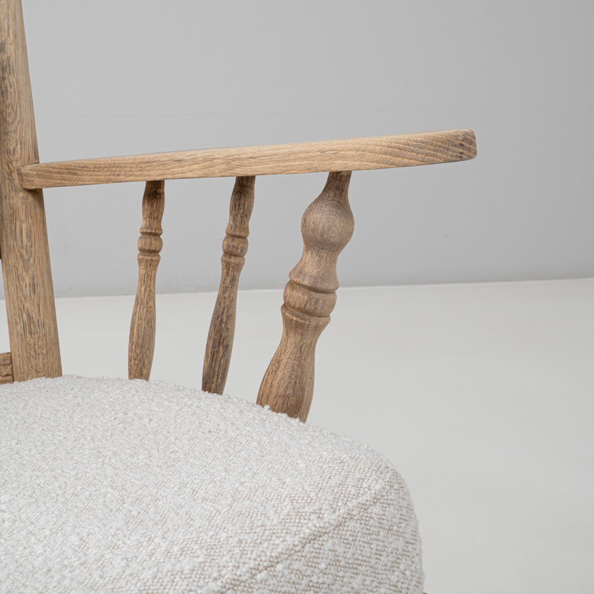 20th Century French Oak Spindle-Back Loveseat with Bouclé Cushions en venta 7