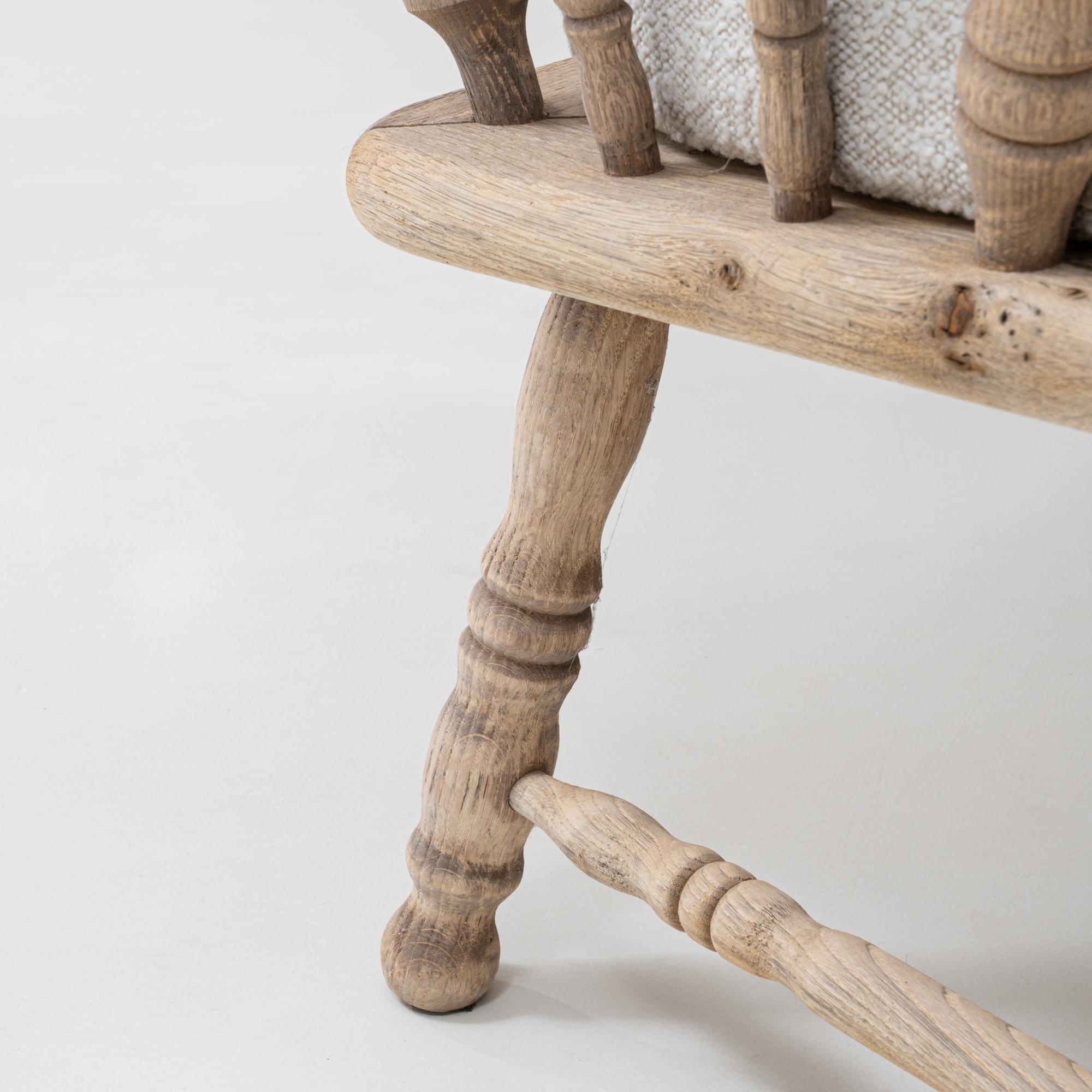 20th Century French Oak Spindle-Back Loveseat with Bouclé Cushions en venta 8