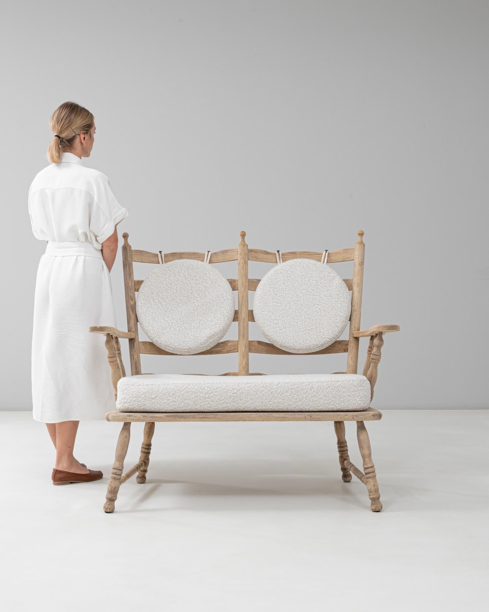 20th Century French Oak Spindle-Back Loveseat with Bouclé Cushions Francés en venta