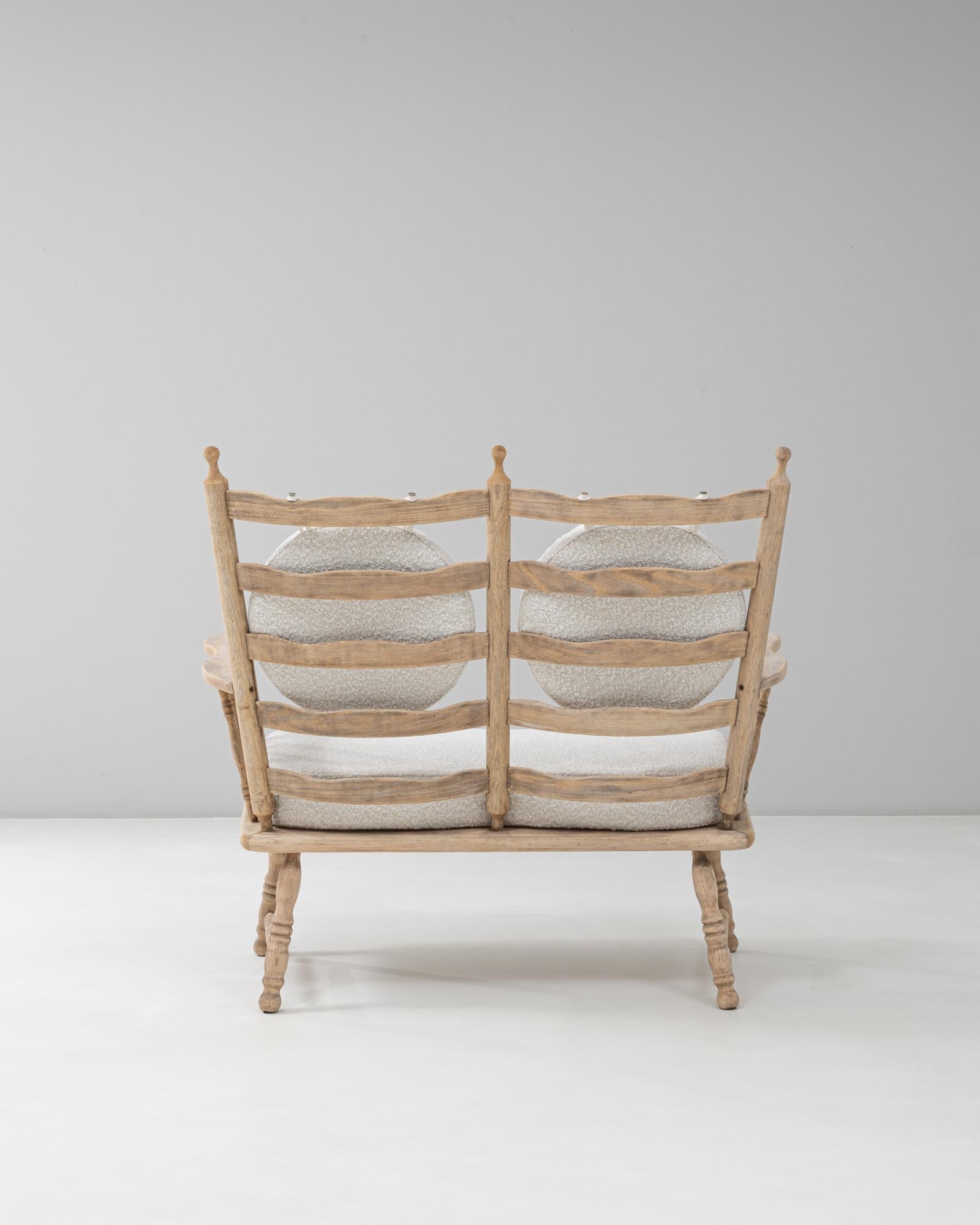 20th Century French Oak Spindle-Back Loveseat with Bouclé Cushions siglo XX en venta