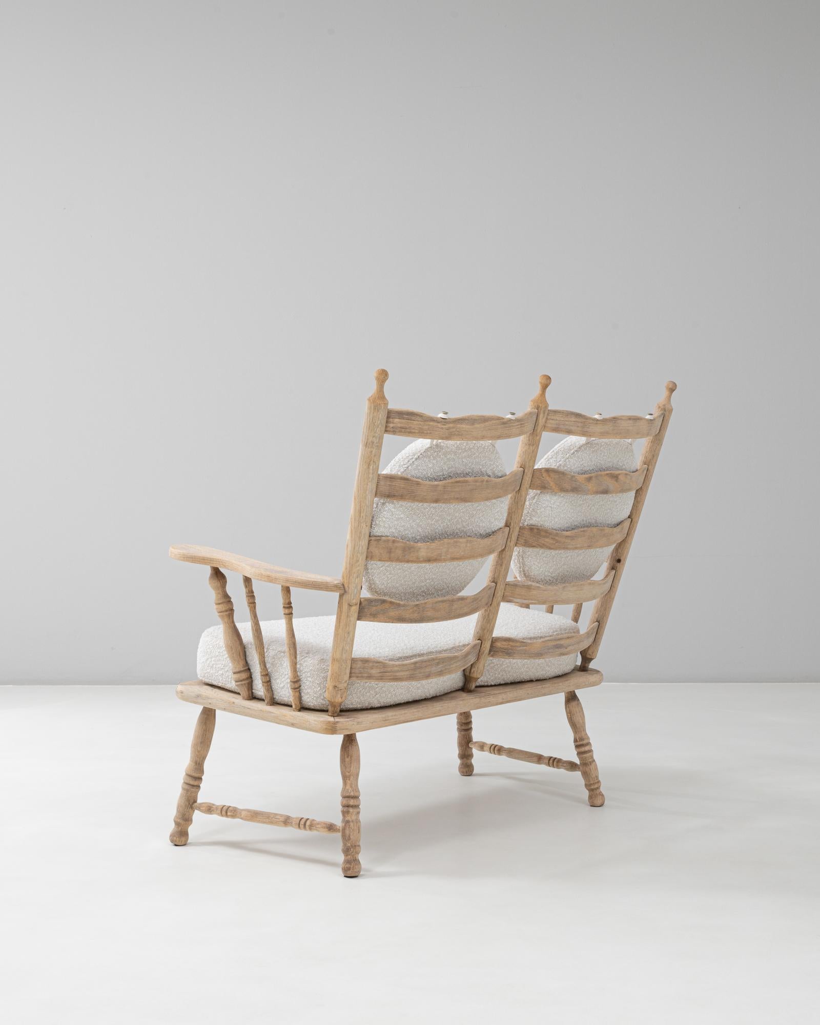 20th Century French Oak Spindle-Back Loveseat with Bouclé Cushions en venta 1