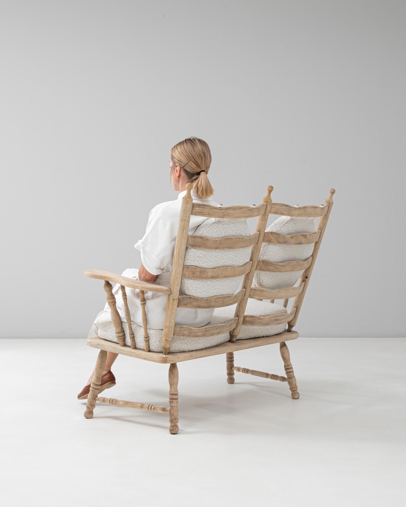 20th Century French Oak Spindle-Back Loveseat with Bouclé Cushions en venta 2