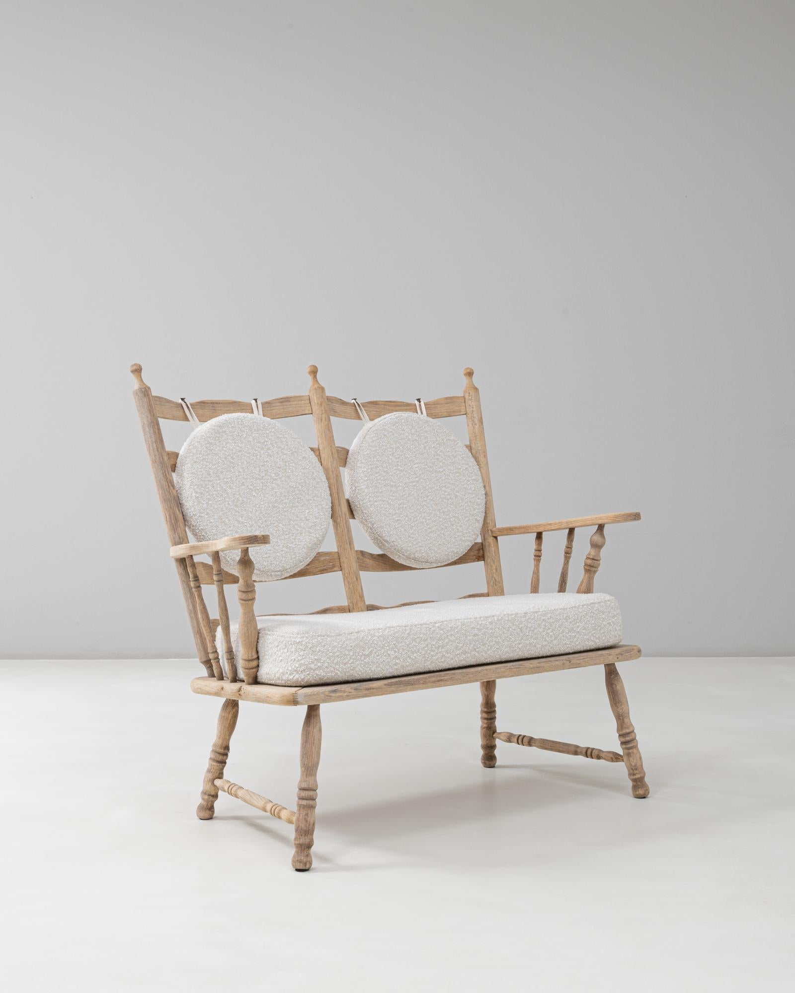 20th Century French Oak Spindle-Back Loveseat with Bouclé Cushions en venta 3
