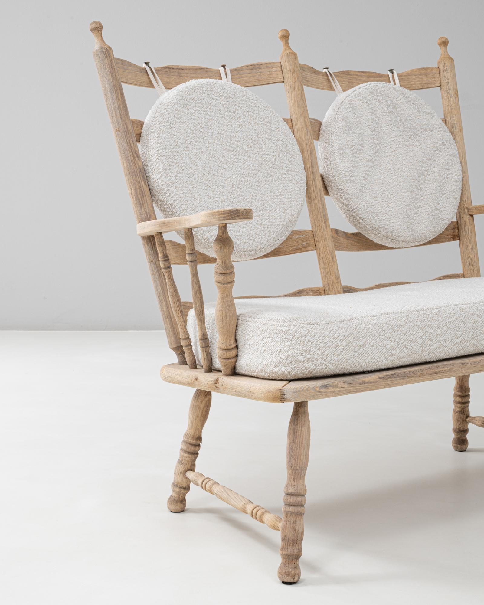 20th Century French Oak Spindle-Back Loveseat with Bouclé Cushions en venta 4