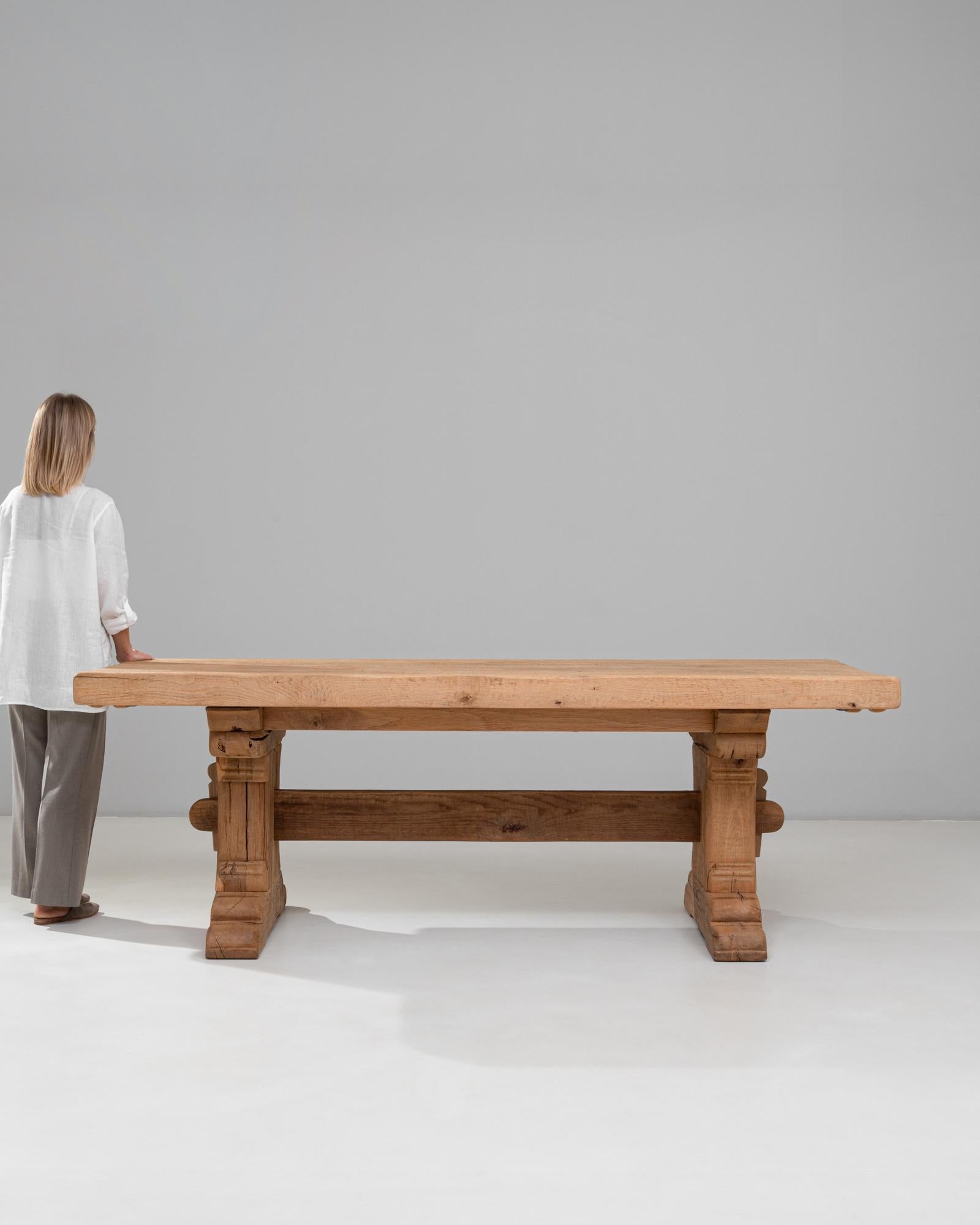 Français Table de salle à manger à tréteaux en Oak Oak français du 20e siècle en vente