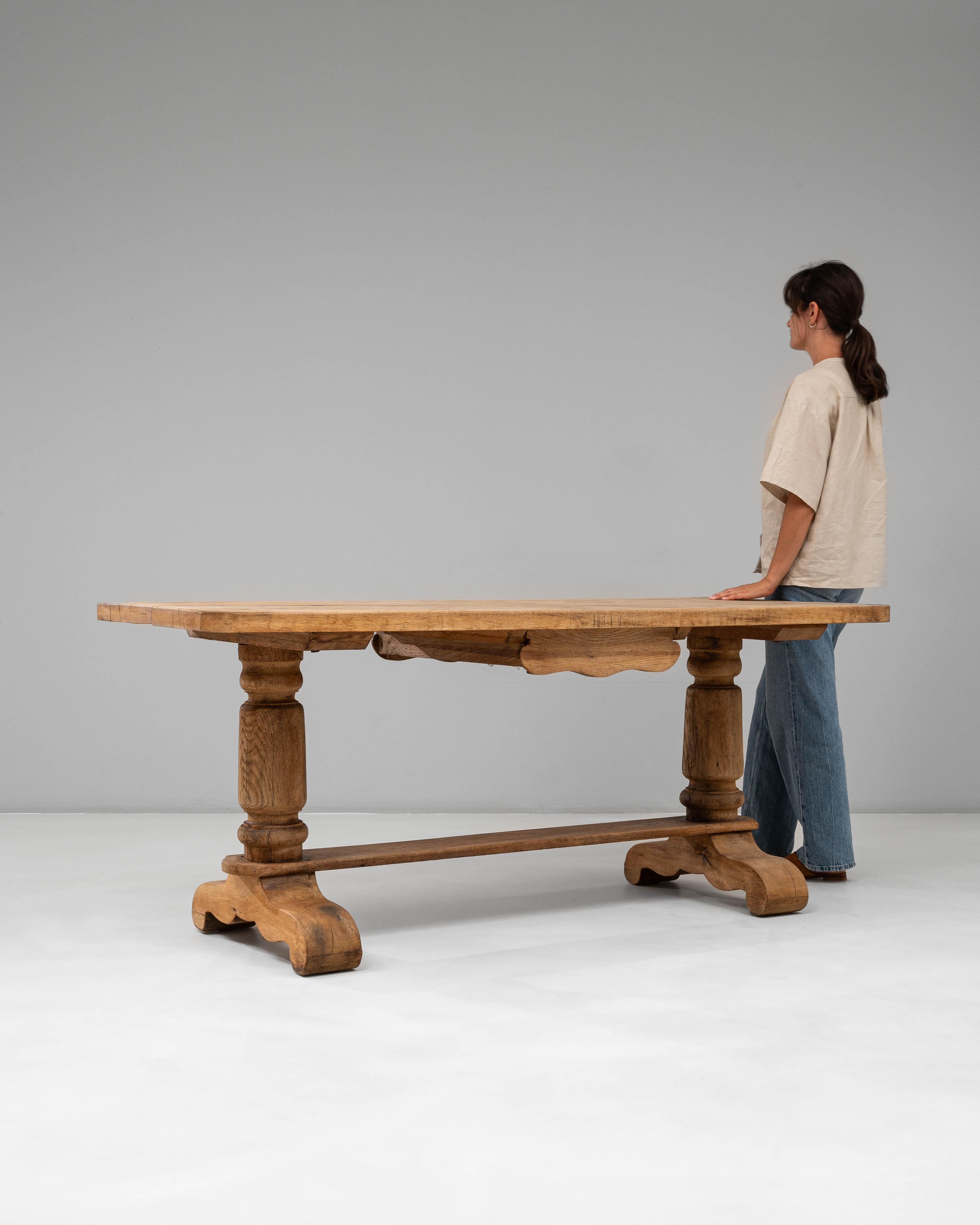 Table de salle à manger à tréteaux en Oak français du 20e siècle avec un seul tiroir en vente 4