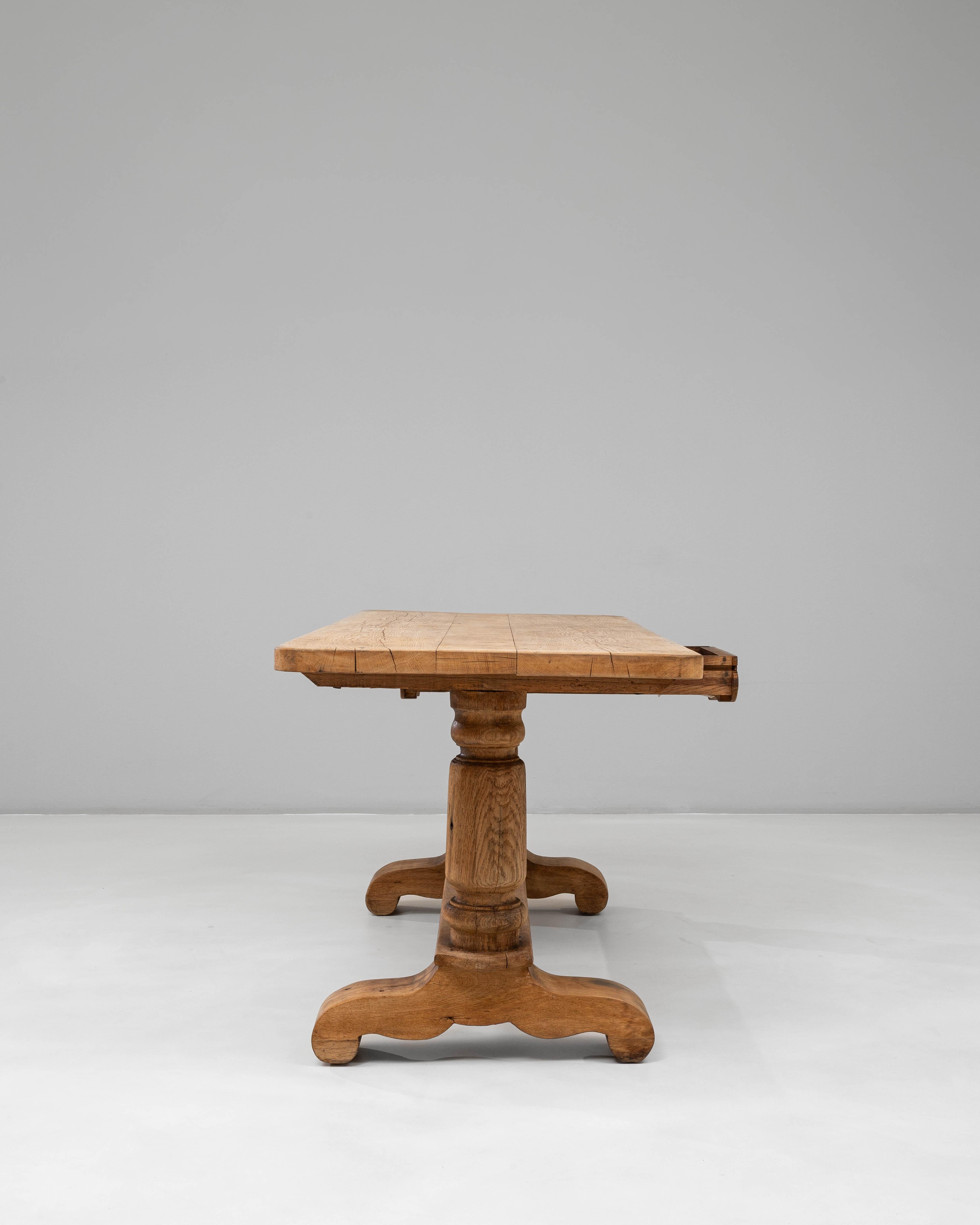 Table de salle à manger à tréteaux en Oak français du 20e siècle avec un seul tiroir en vente 11