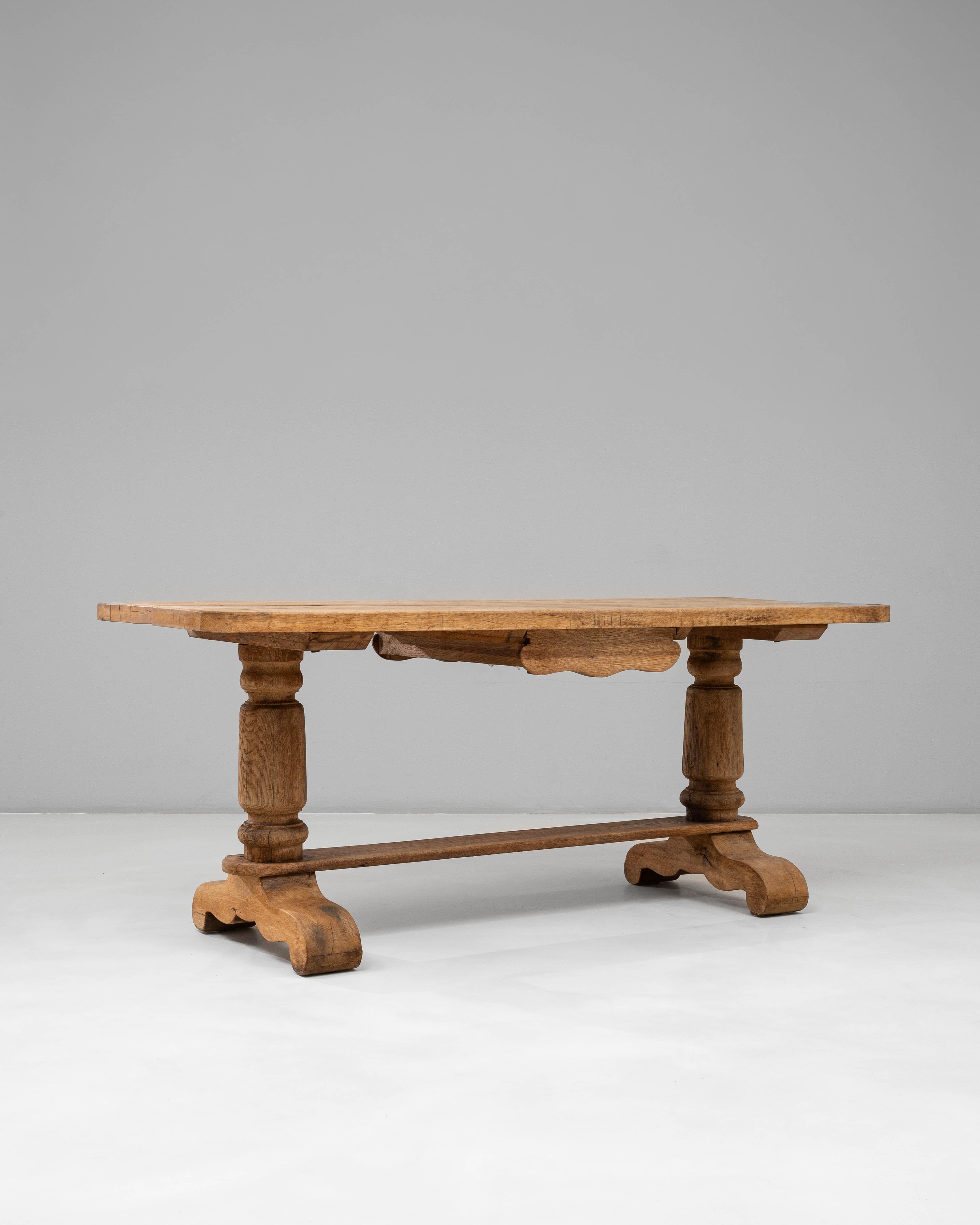 Français Table de salle à manger à tréteaux en Oak français du 20e siècle avec un seul tiroir en vente