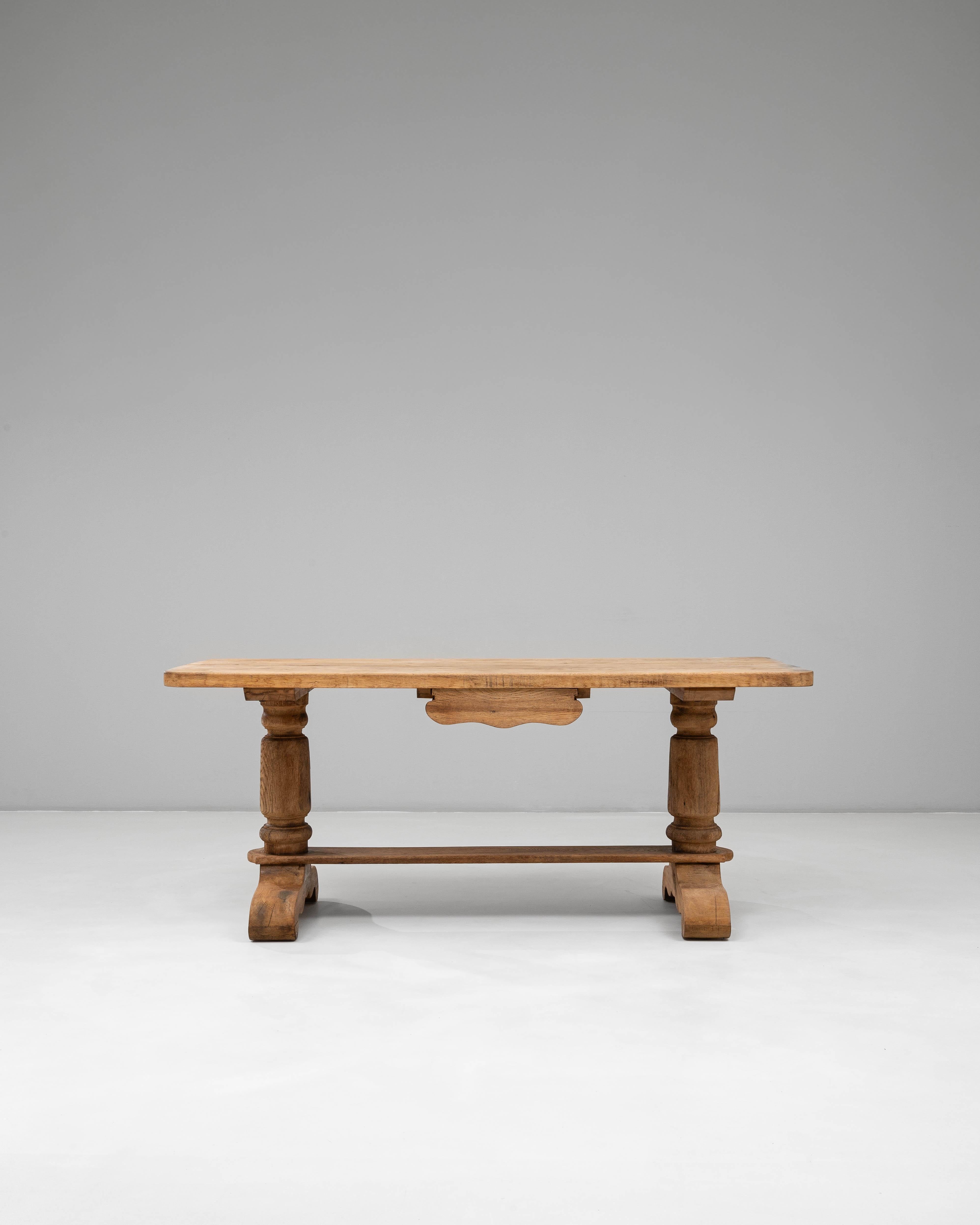 Table de salle à manger à tréteaux en Oak français du 20e siècle avec un seul tiroir Bon état - En vente à High Point, NC