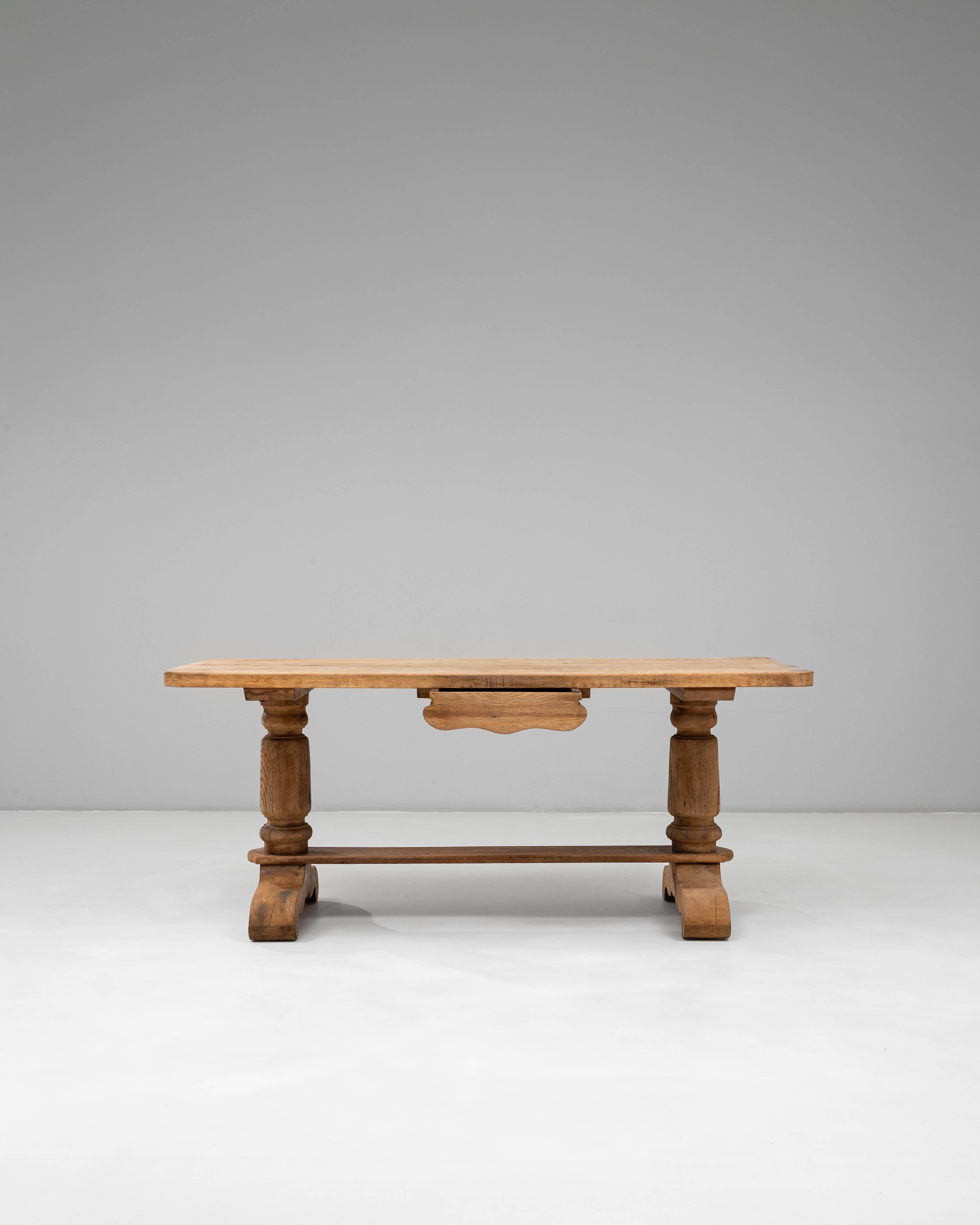 20ième siècle Table de salle à manger à tréteaux en Oak français du 20e siècle avec un seul tiroir en vente
