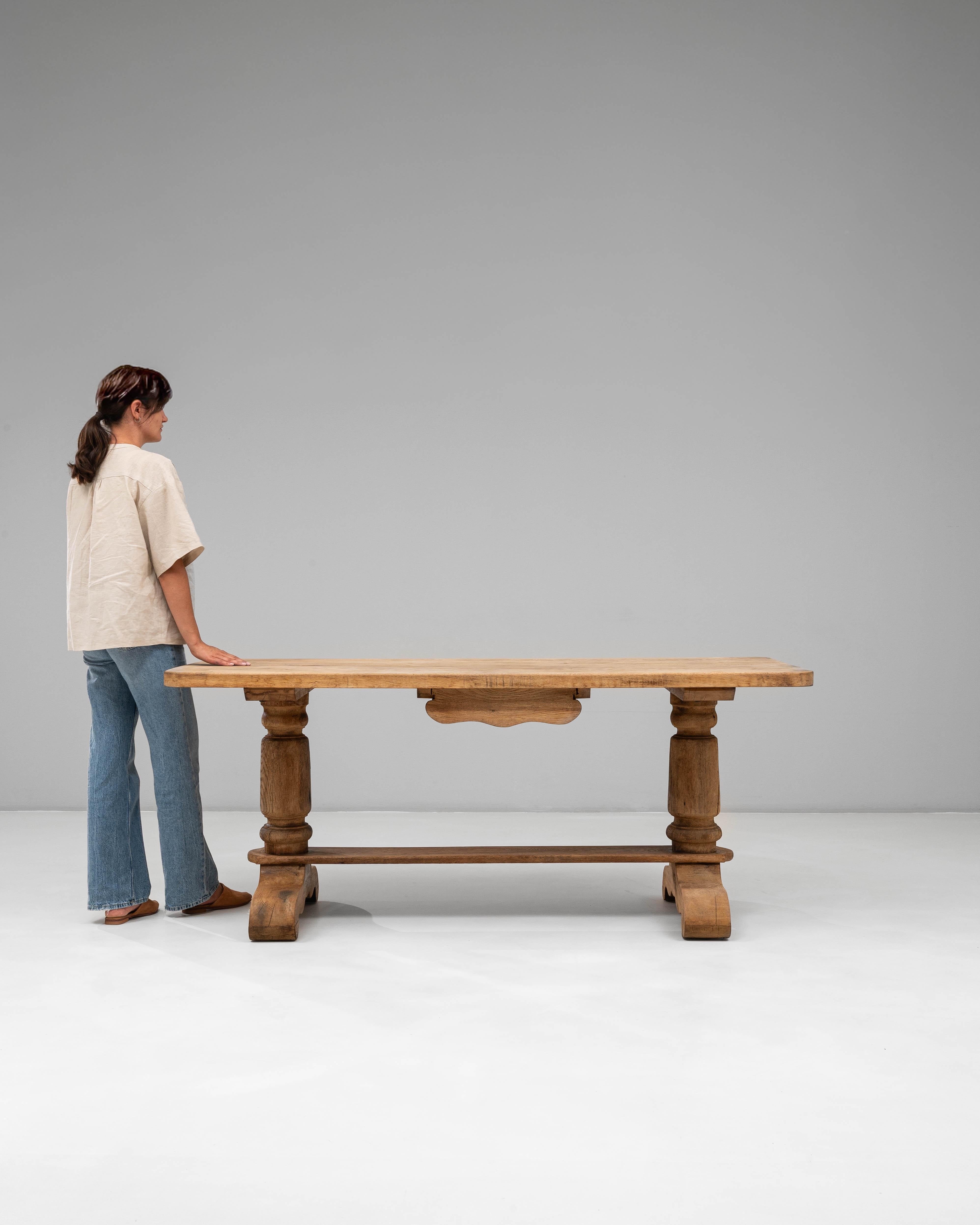 Chêne Table de salle à manger à tréteaux en Oak français du 20e siècle avec un seul tiroir en vente